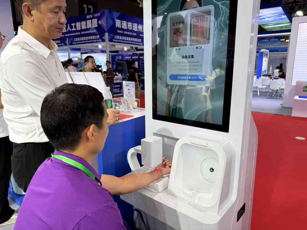 ＡＩ｜（多圖）深圳國際通用人工智能產業博覽會開幕，輪椅服務機器人吸睛，餐飲「店員」齊聚