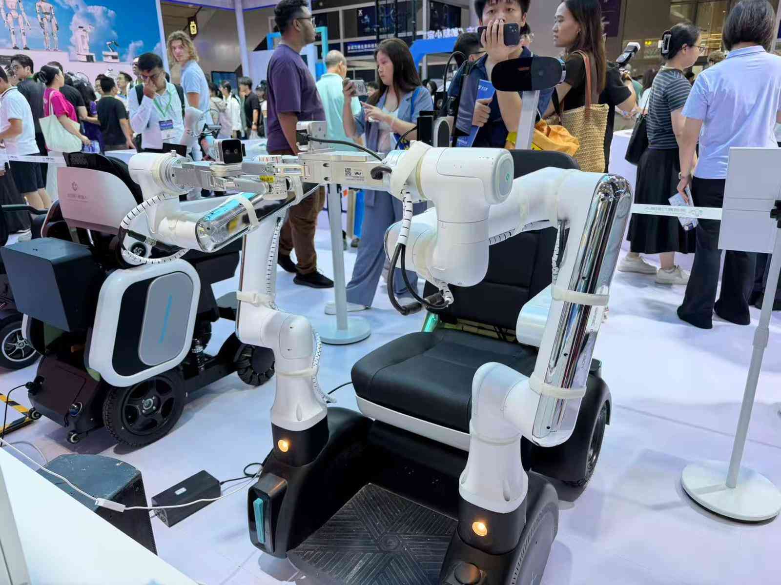 ＡＩ｜深圳國際通用人工智能產業博覽會開幕，輪椅服務機器人吸睛，餐飲「店員」齊聚