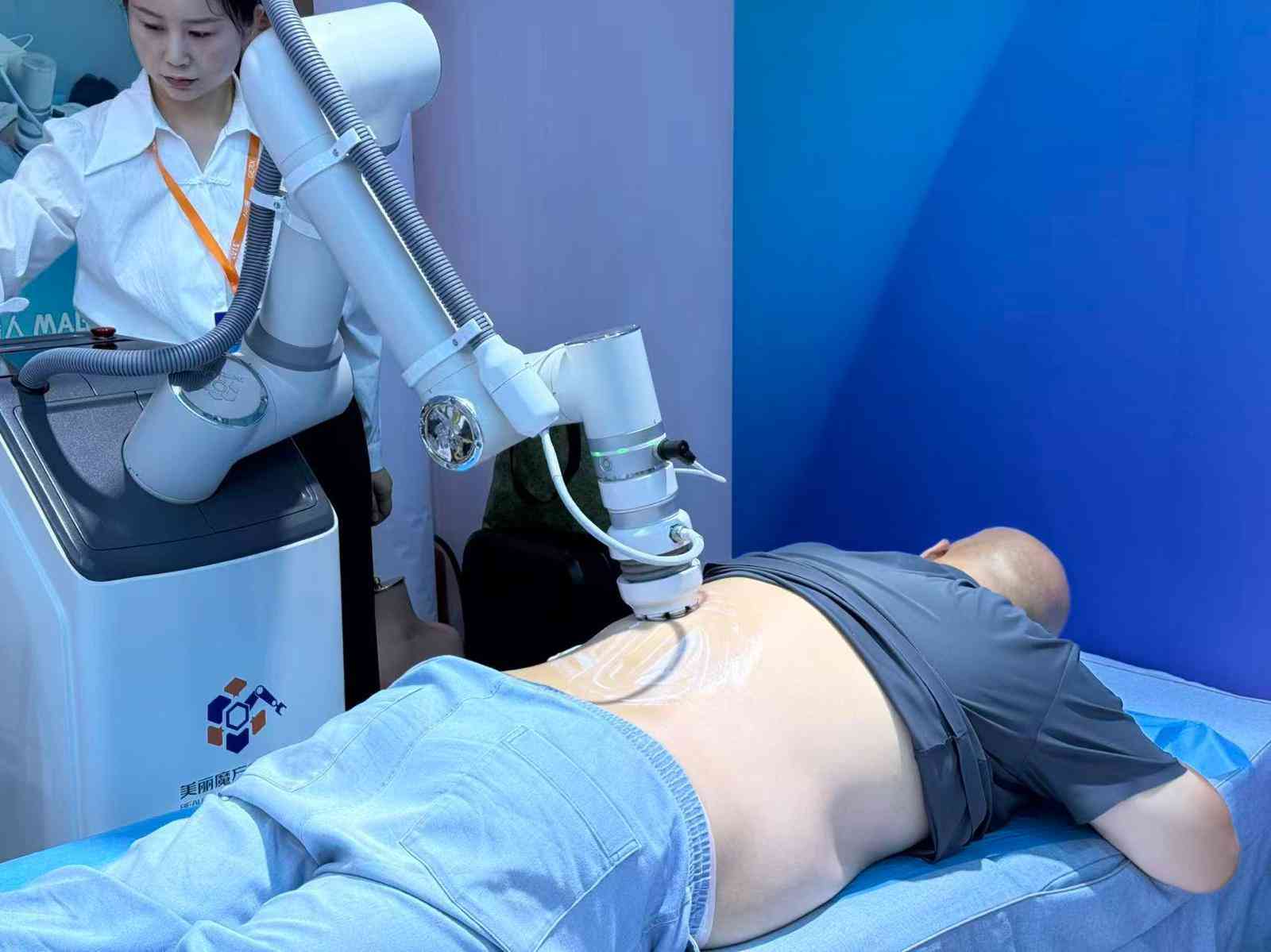 ＡＩ｜深圳國際通用人工智能產業博覽會開幕，輪椅服務機器人吸睛，餐飲「店員」齊聚