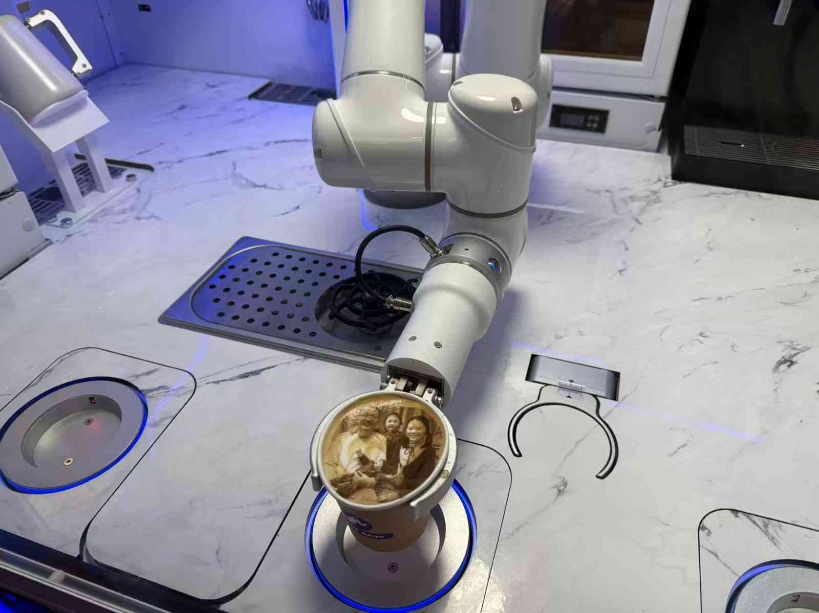 ＡＩ｜（多圖）深圳國際通用人工智能產業博覽會開幕，輪椅服務機器人吸睛，餐飲「店員」齊聚