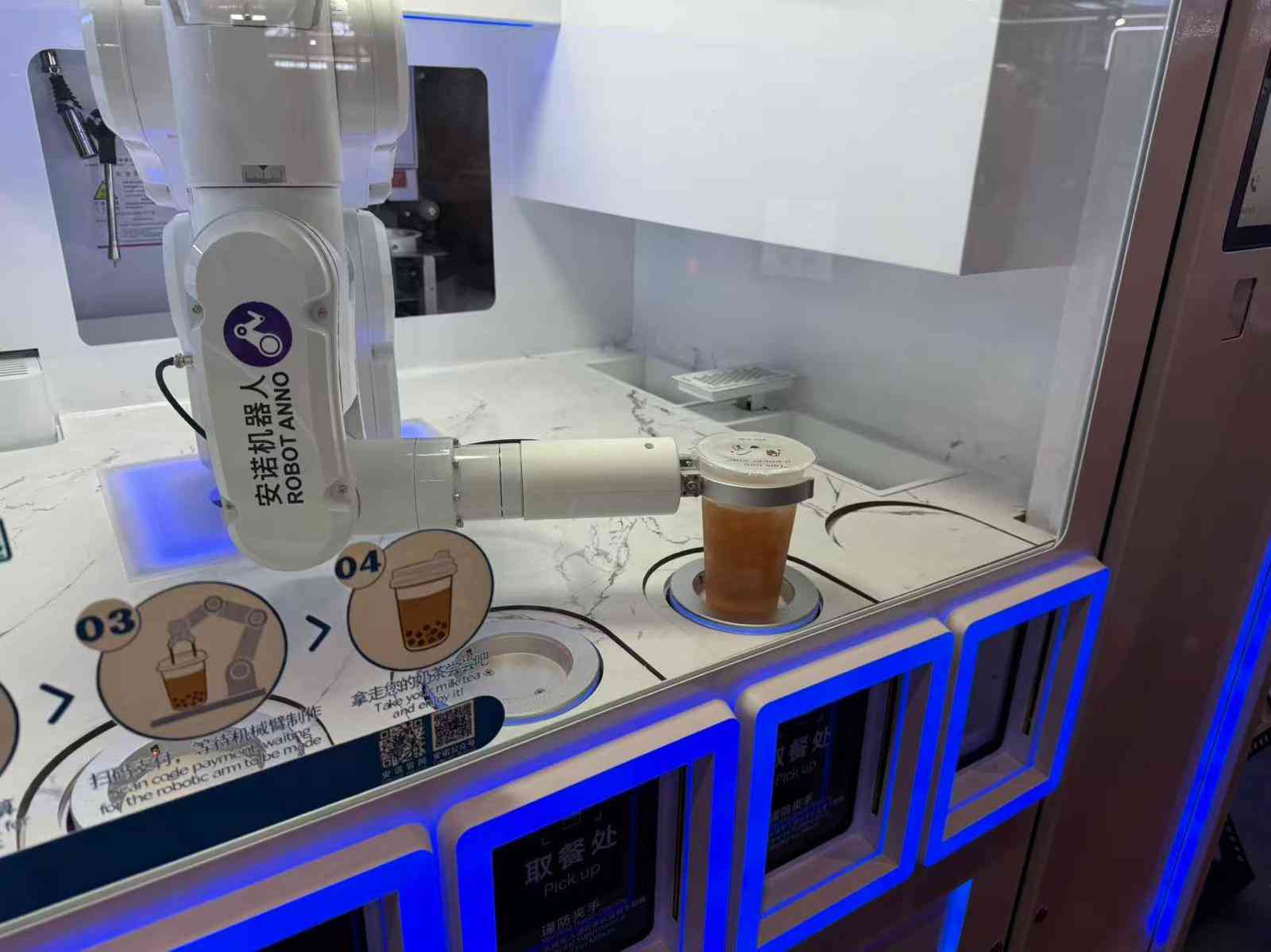 ＡＩ｜（多圖）深圳國際通用人工智能產業博覽會開幕，輪椅服務機器人吸睛，餐飲「店員」齊聚