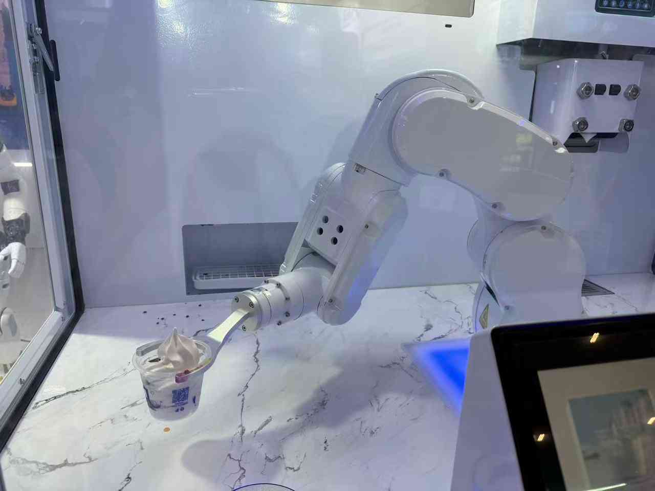 ＡＩ｜（多圖）深圳國際通用人工智能產業博覽會開幕，輪椅服務機器人吸睛，餐飲「店員」齊聚