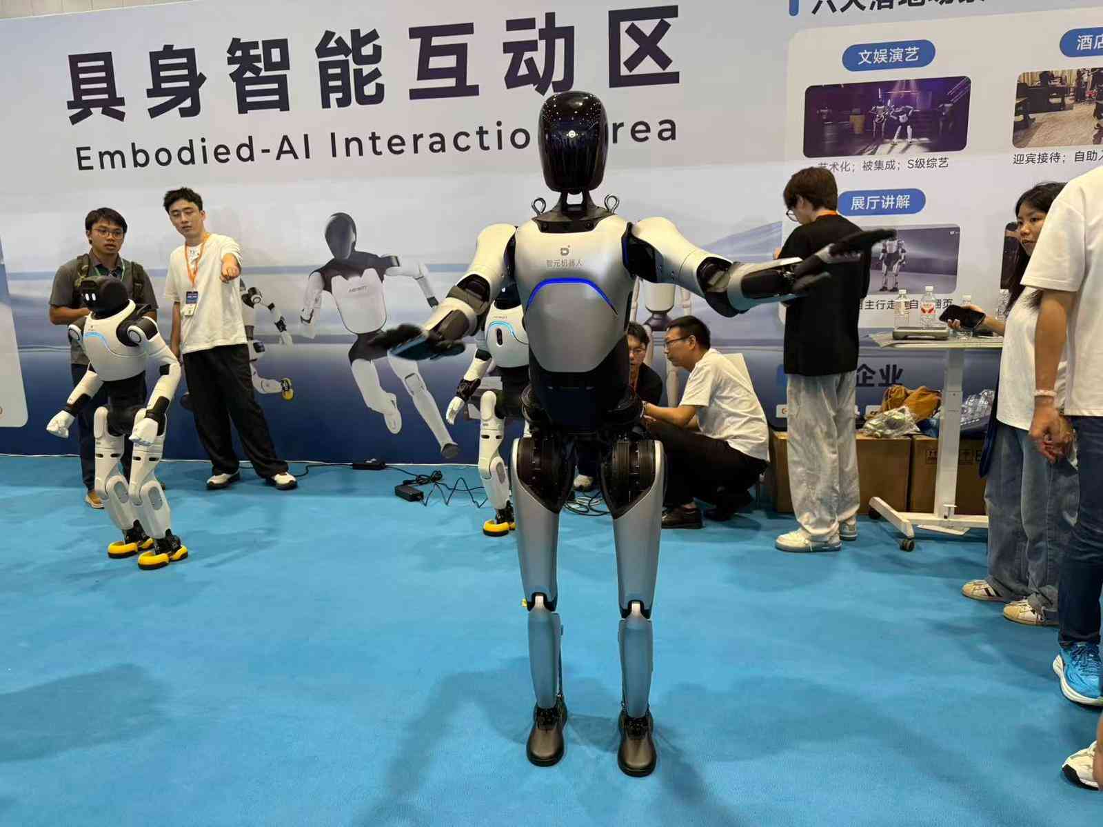 ＡＩ｜（多圖）深圳國際通用人工智能產業博覽會開幕，輪椅服務機器人吸睛，餐飲「店員」齊聚
