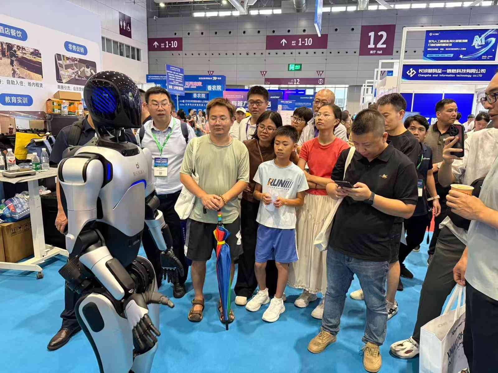 ＡＩ｜（多圖）深圳國際通用人工智能產業博覽會開幕，輪椅服務機器人吸睛，餐飲「店員」齊聚