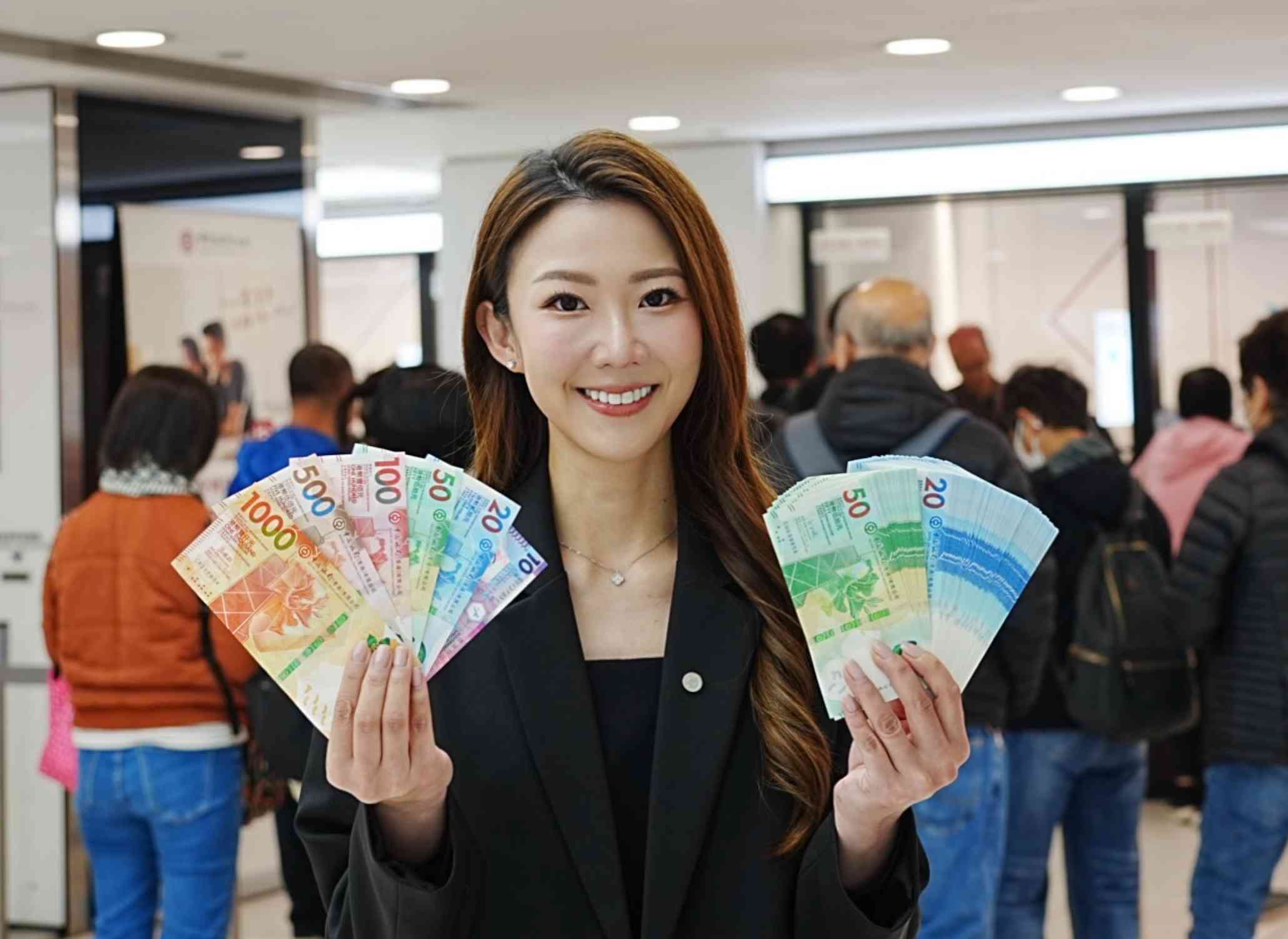 換新鈔 | 本港三大發鈔行今起提供新鈔或迎新鈔兌換，首日分行運作順暢，網上預約反應熱烈