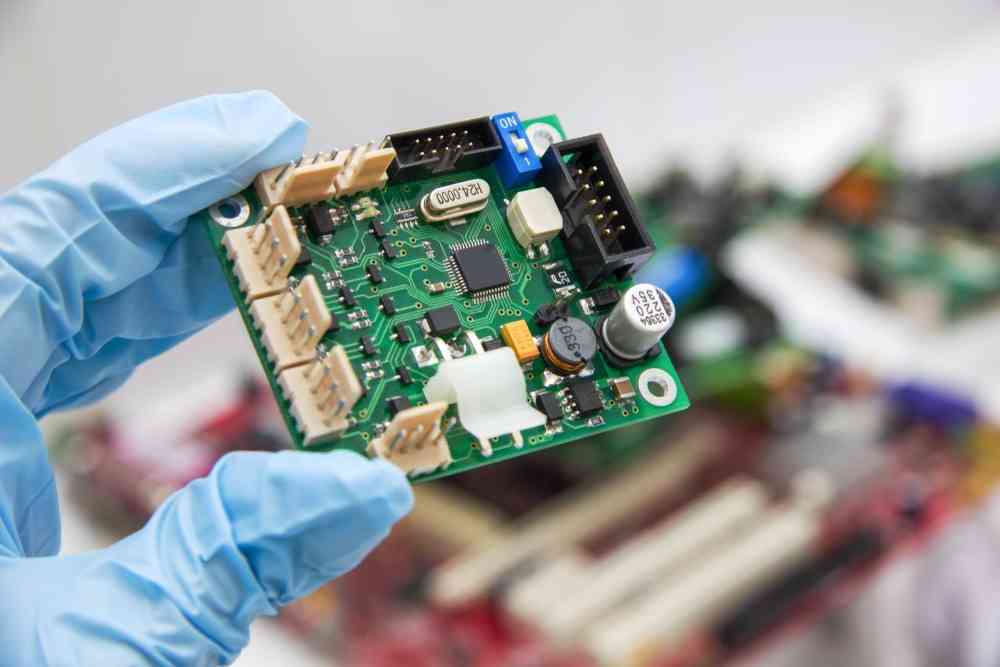 中建材附屬業務涉PCB材料獲熱炒，專家提醒熱潮或近水尾高追有風險