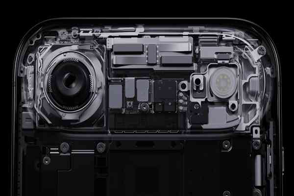 iPhone17 | FOCUS | 危機四起蘋果突圍，「超薄+滿配」雙向出擊