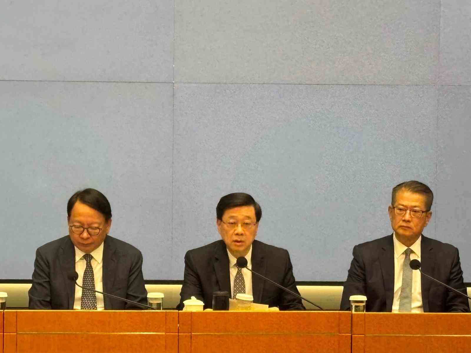 宏福苑大火 | 政府:圍標刑事化,建議最高囚10年及罰款一千萬,啟動部門首長責任制調查 宏福苑大火 | 政府:圍標刑事化,建議最高囚10年及罰款一千萬,啟動部門首長責任制調查