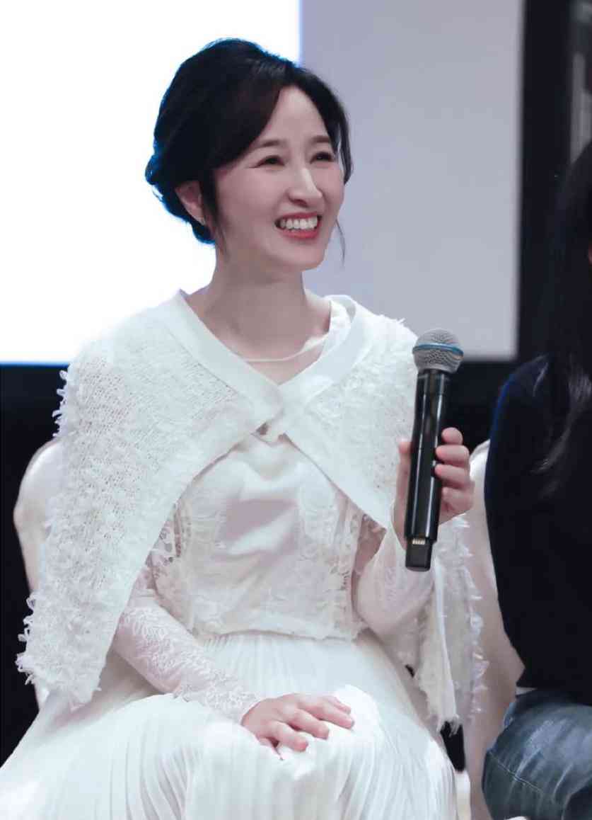 61歲關詠荷守20年之約舉行見面會，散發凍齡仙氣與粉絲擁抱