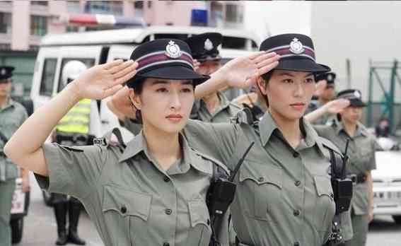 61歲關詠荷守20年之約舉行見面會，散發凍齡仙氣與粉絲擁抱