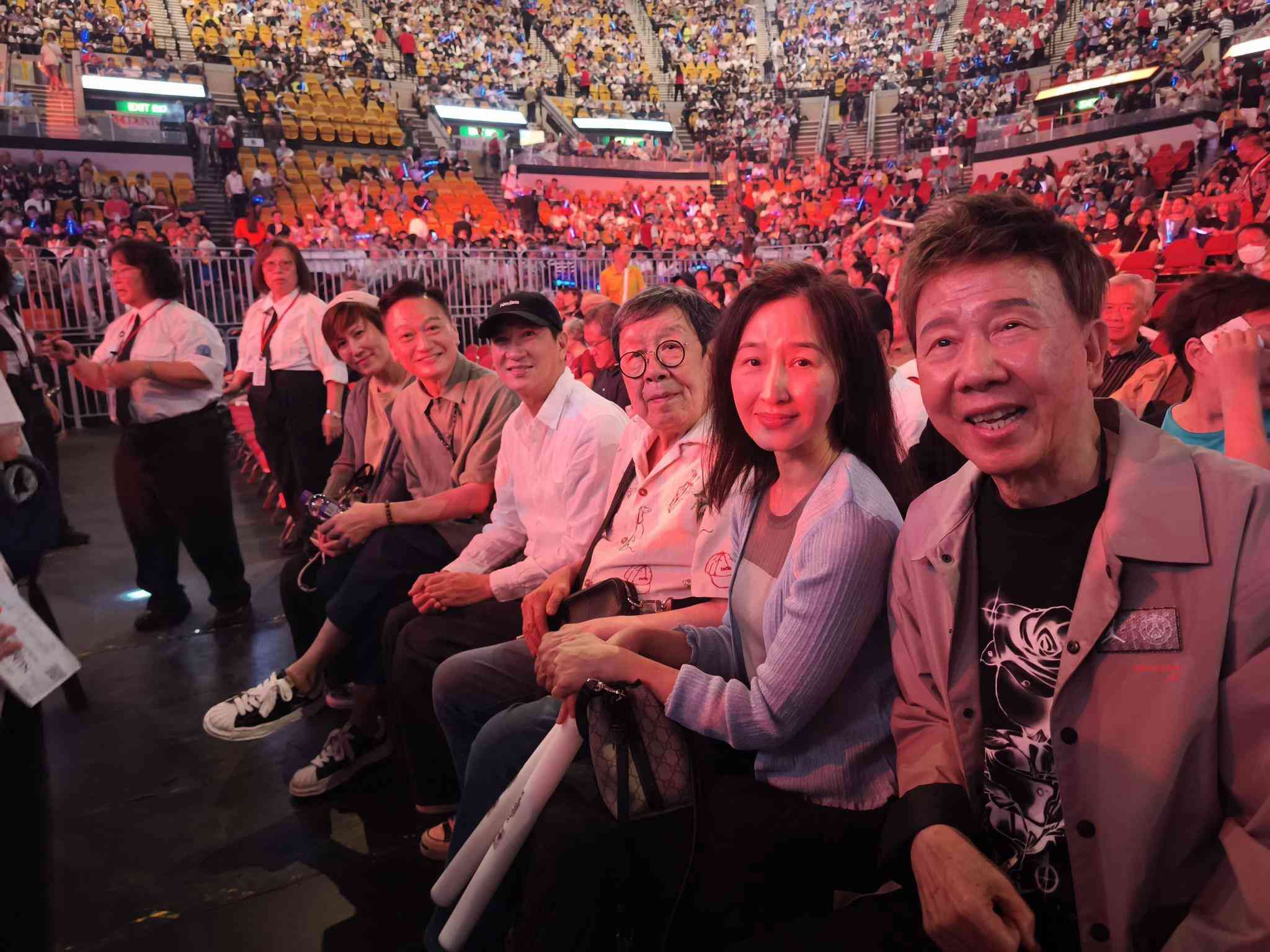 61歲關詠荷守20年之約舉行見面會，散發凍齡仙氣與粉絲擁抱