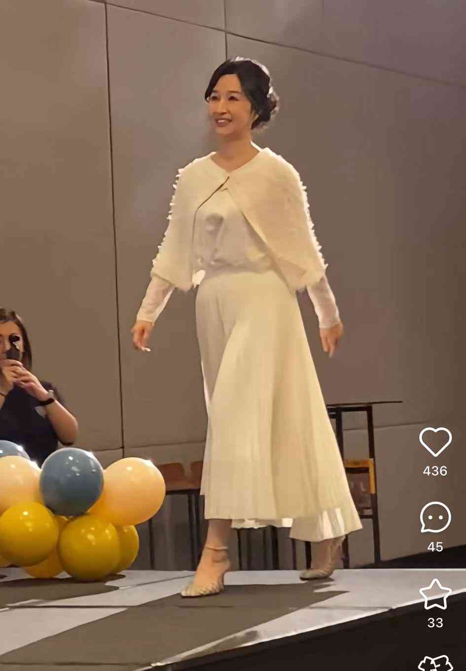 61歲關詠荷守20年之約舉行見面會，散發凍齡仙氣與粉絲擁抱