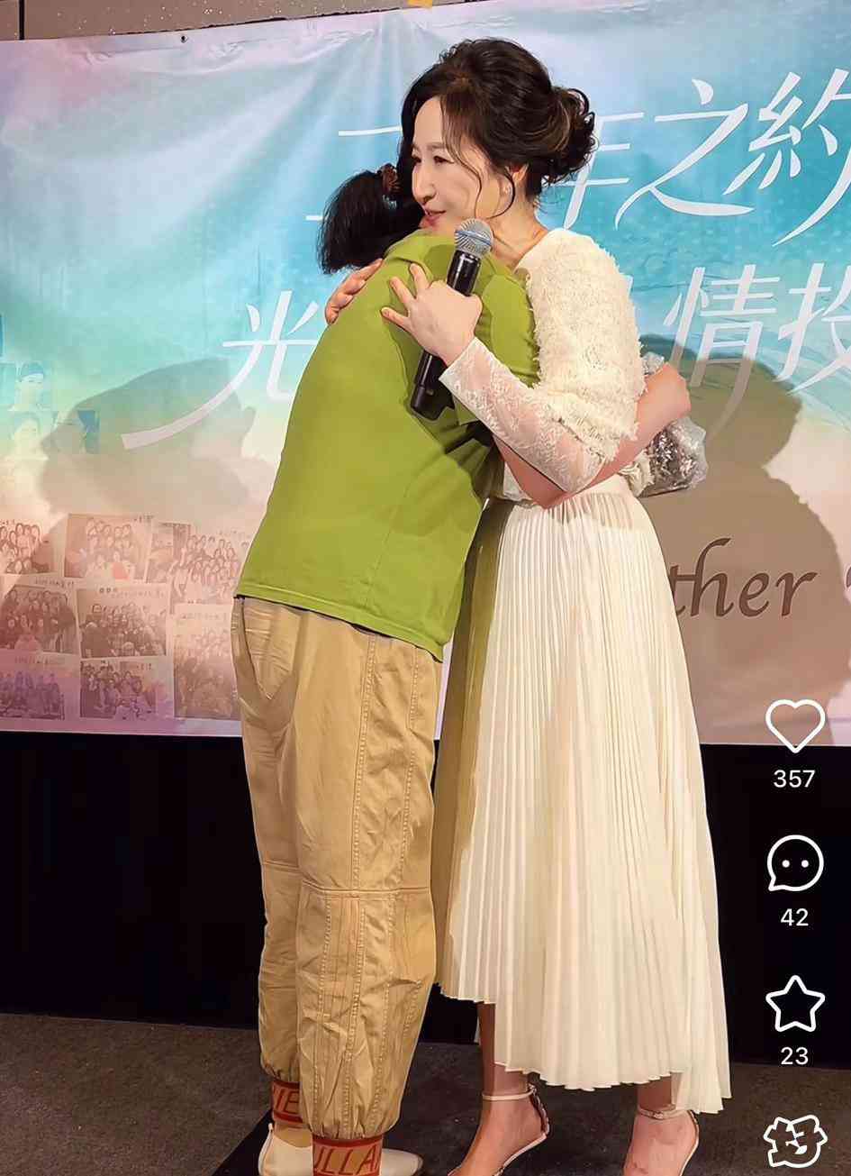 61歲關詠荷守20年之約舉行見面會，散發凍齡仙氣與粉絲擁抱