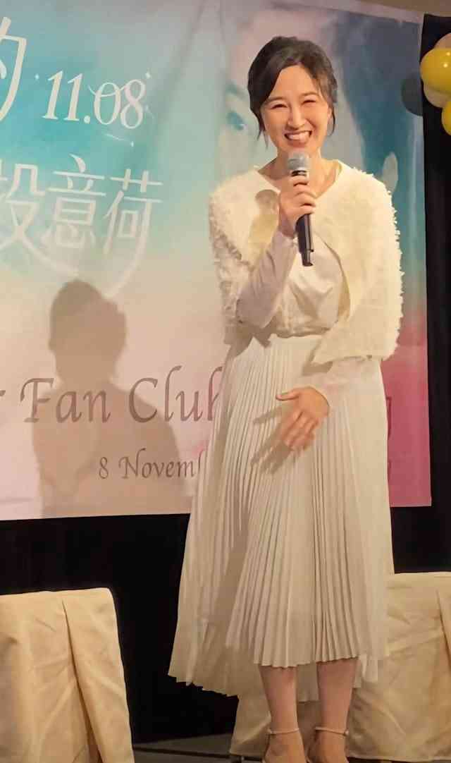 61歲關詠荷守20年之約舉行見面會，散發凍齡仙氣與粉絲擁抱