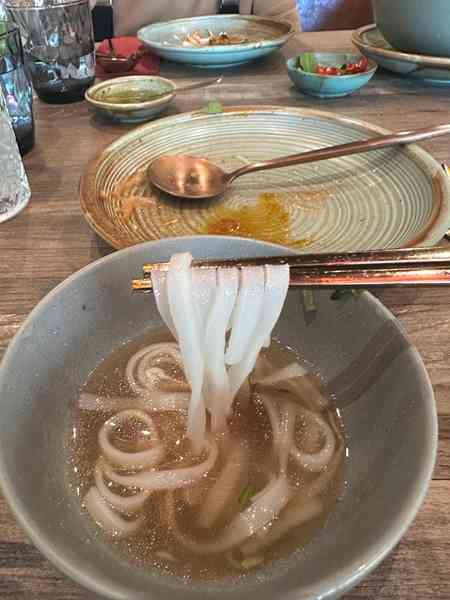 時尚越南食府Bistro Hoi An進駐九龍圓方，必吃會安烤乳豬、越式生牛肉他他、香茅燒雞臘腸飯