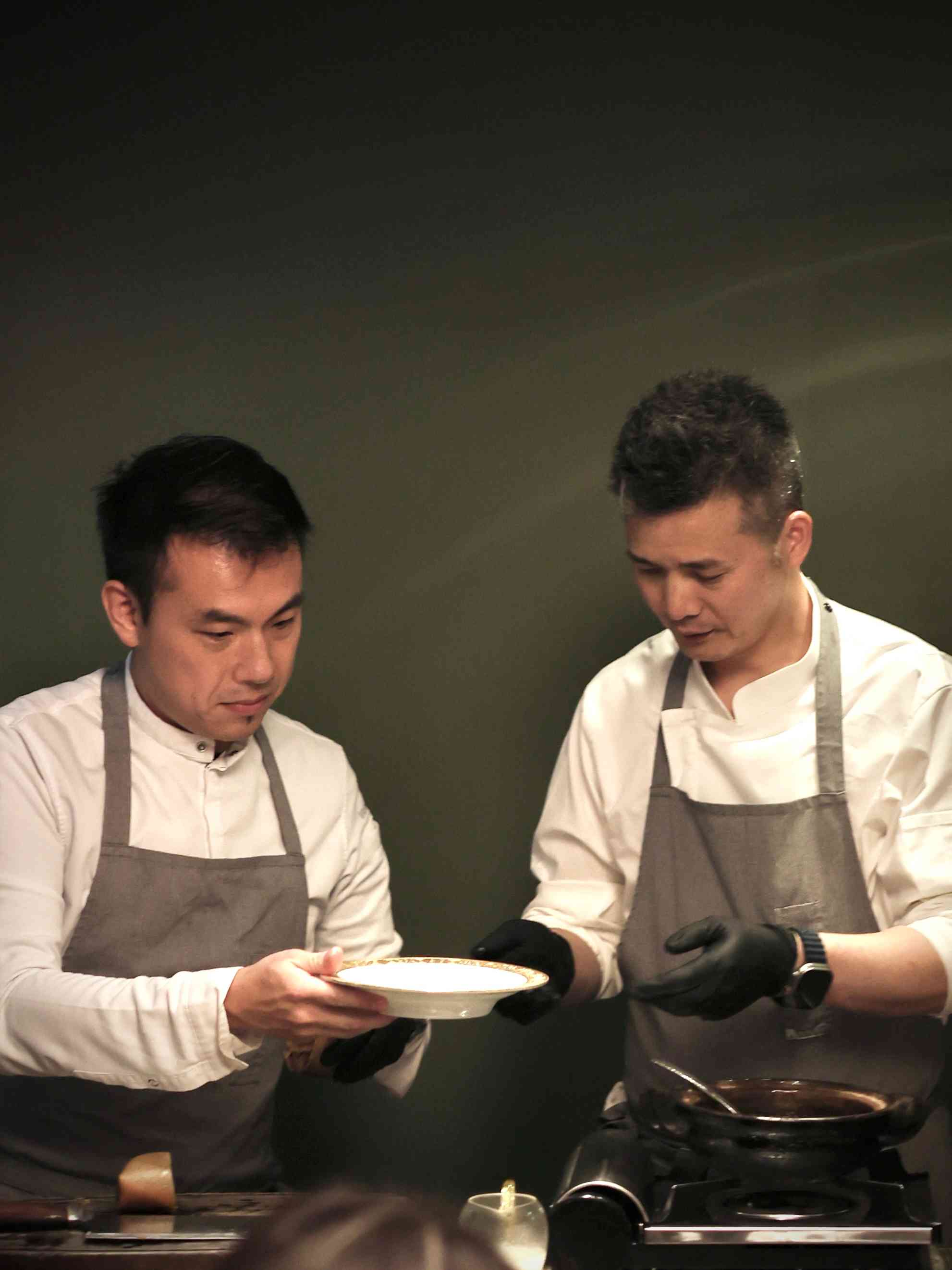 世界50最佳餐廳上榜中菜聯乘杭州米芝蓮二星!龍井蝦仁紙皮湯包、東坡婆參春卷,跨越城市的味覺之旅 世界50最佳餐廳上榜中菜聯乘杭州米芝蓮二星!龍井蝦仁紙皮湯包、東坡婆參春卷,跨越城市的味覺之旅