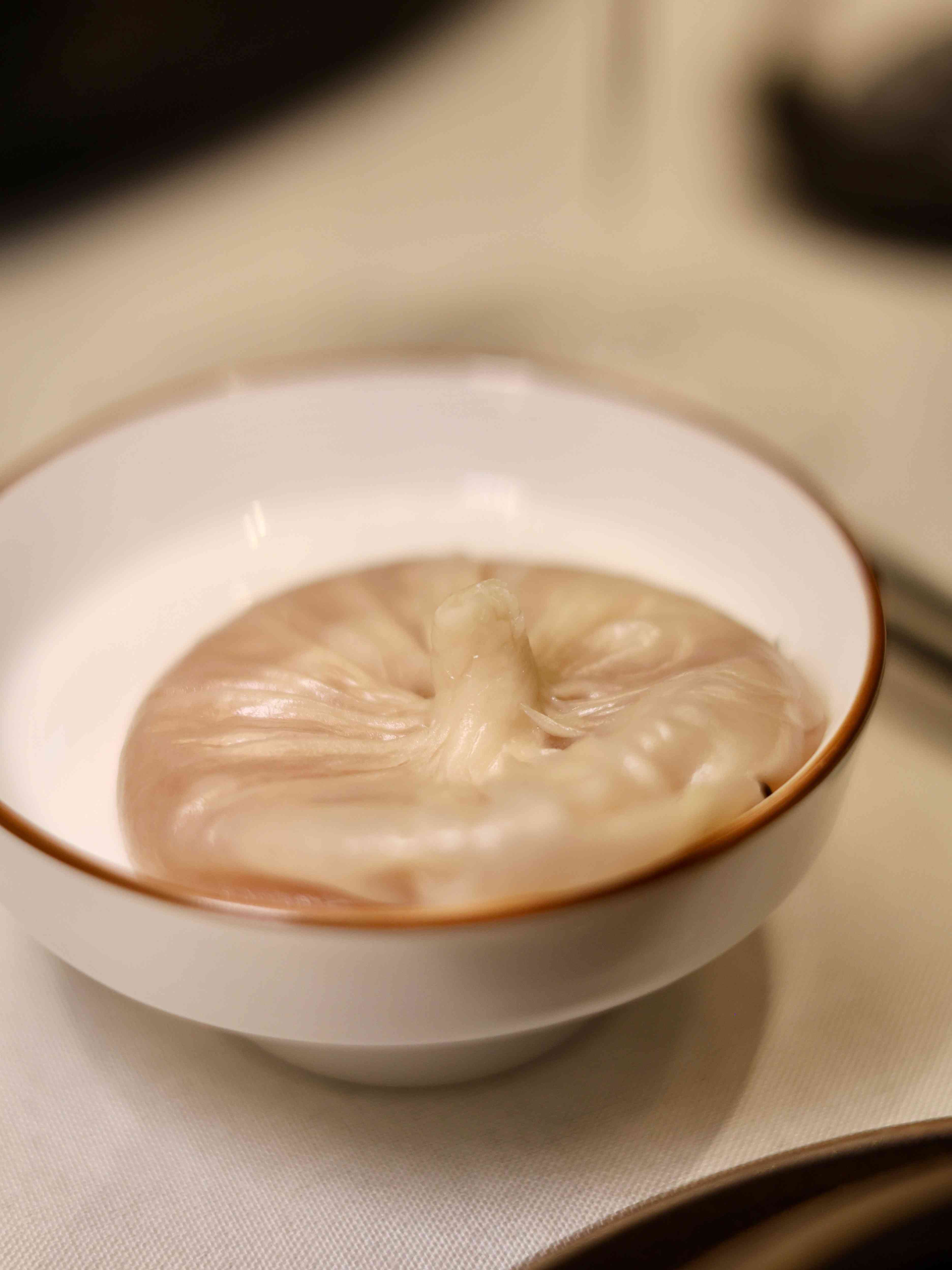 世界50最佳餐廳上榜中菜聯乘杭州米芝蓮二星!龍井蝦仁紙皮湯包、東坡婆參春卷,跨越城市的味覺之旅 世界50最佳餐廳上榜中菜聯乘杭州米芝蓮二星!龍井蝦仁紙皮湯包、東坡婆參春卷,跨越城市的味覺之旅