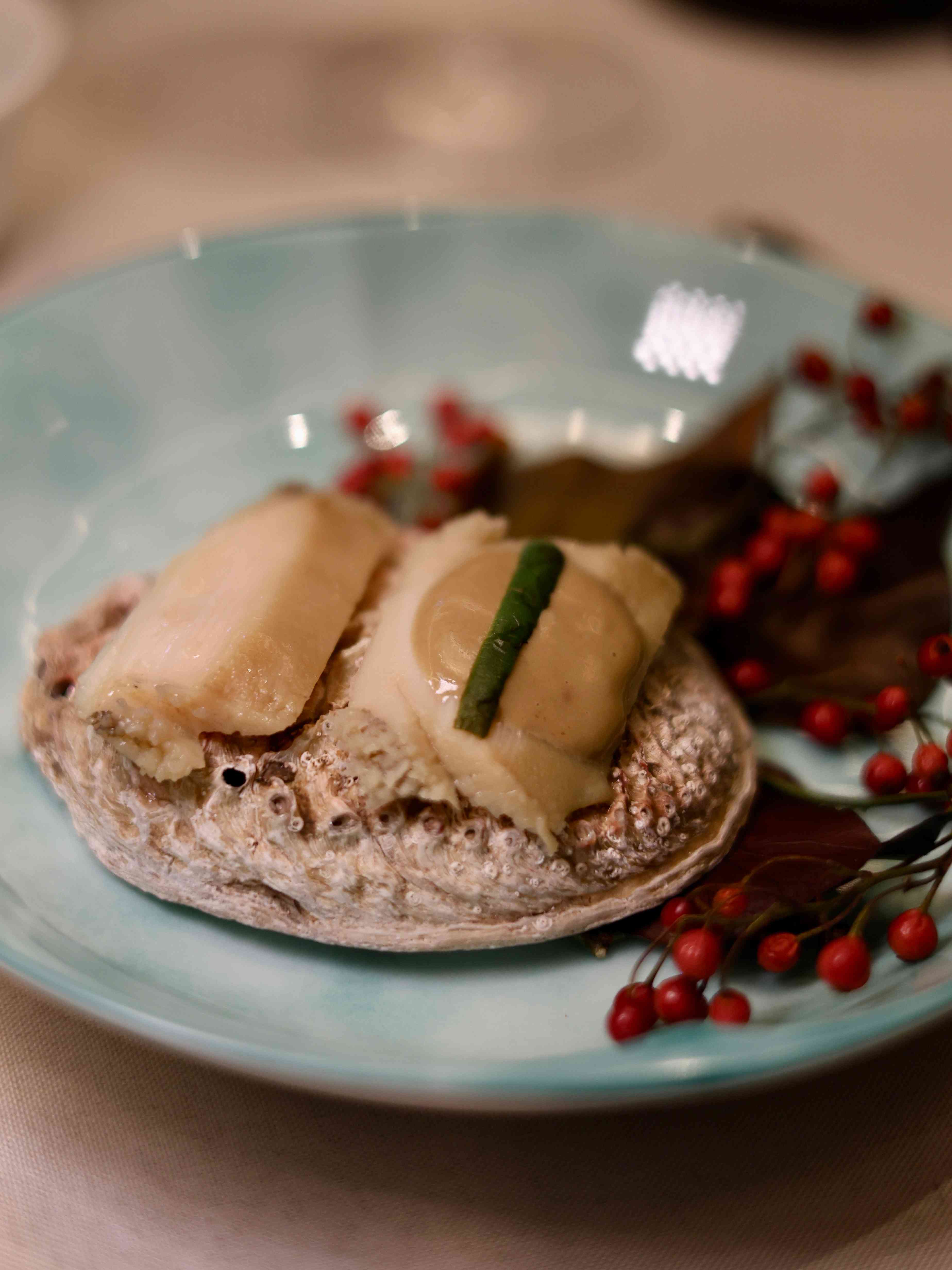 世界50最佳餐廳上榜中菜聯乘杭州米芝蓮二星!龍井蝦仁紙皮湯包、東坡婆參春卷,跨越城市的味覺之旅 世界50最佳餐廳上榜中菜聯乘杭州米芝蓮二星!龍井蝦仁紙皮湯包、東坡婆參春卷,跨越城市的味覺之旅