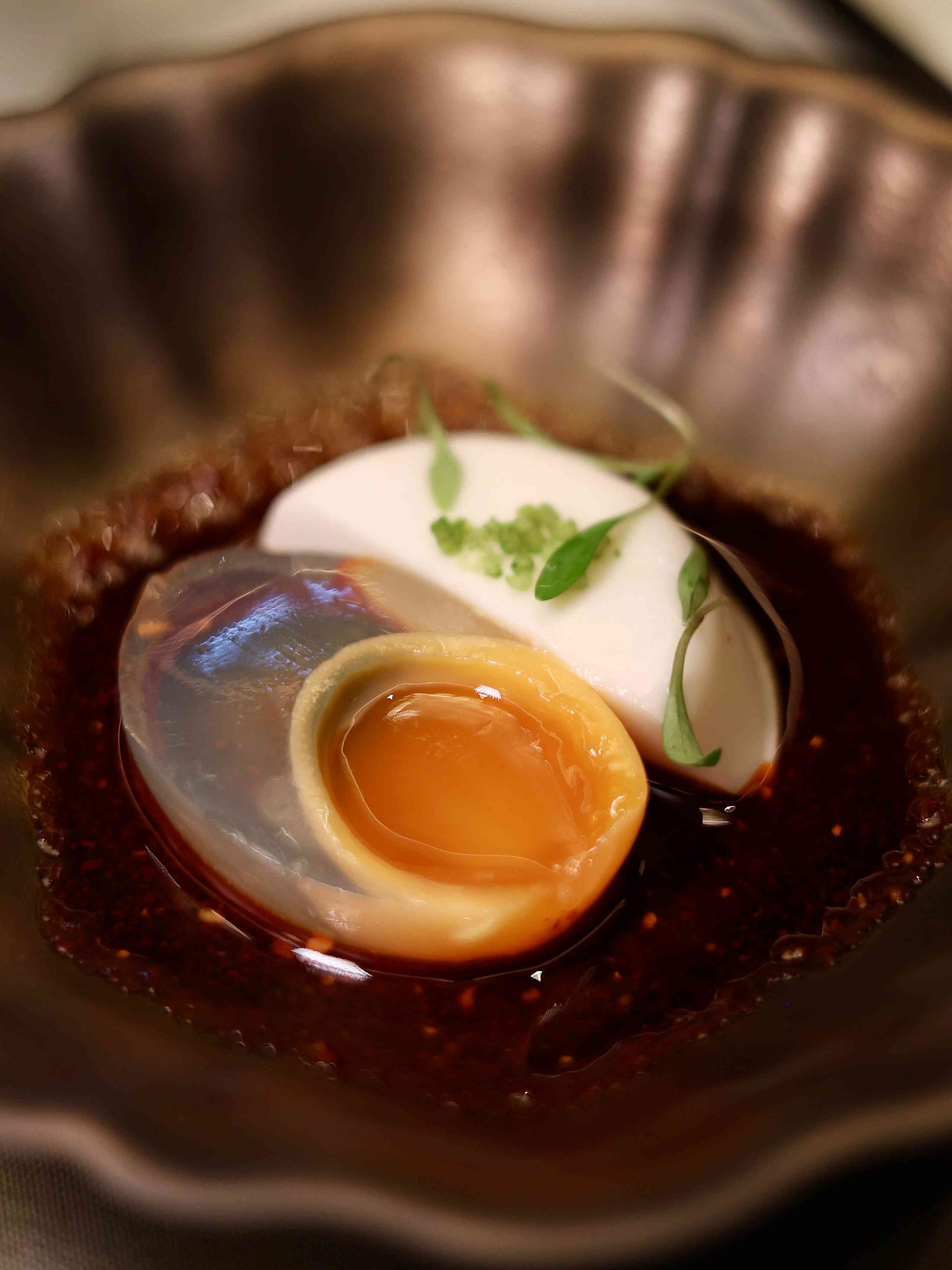 世界50最佳餐廳上榜中菜聯乘杭州米芝蓮二星!龍井蝦仁紙皮湯包、東坡婆參春卷,跨越城市的味覺之旅 世界50最佳餐廳上榜中菜聯乘杭州米芝蓮二星!龍井蝦仁紙皮湯包、東坡婆參春卷,跨越城市的味覺之旅