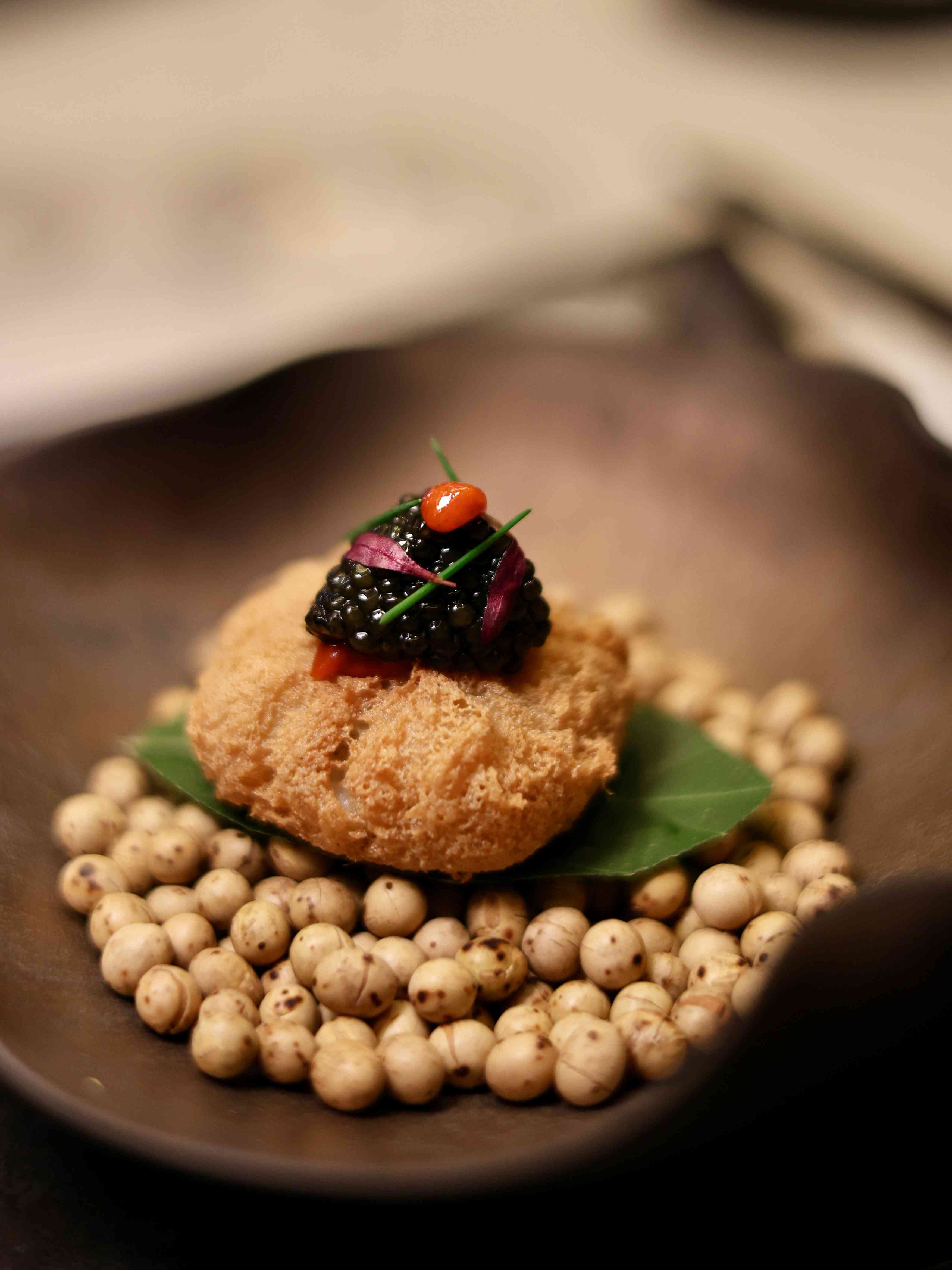 世界50最佳餐廳上榜中菜聯乘杭州米芝蓮二星!龍井蝦仁紙皮湯包、東坡婆參春卷,跨越城市的味覺之旅 世界50最佳餐廳上榜中菜聯乘杭州米芝蓮二星!龍井蝦仁紙皮湯包、東坡婆參春卷,跨越城市的味覺之旅