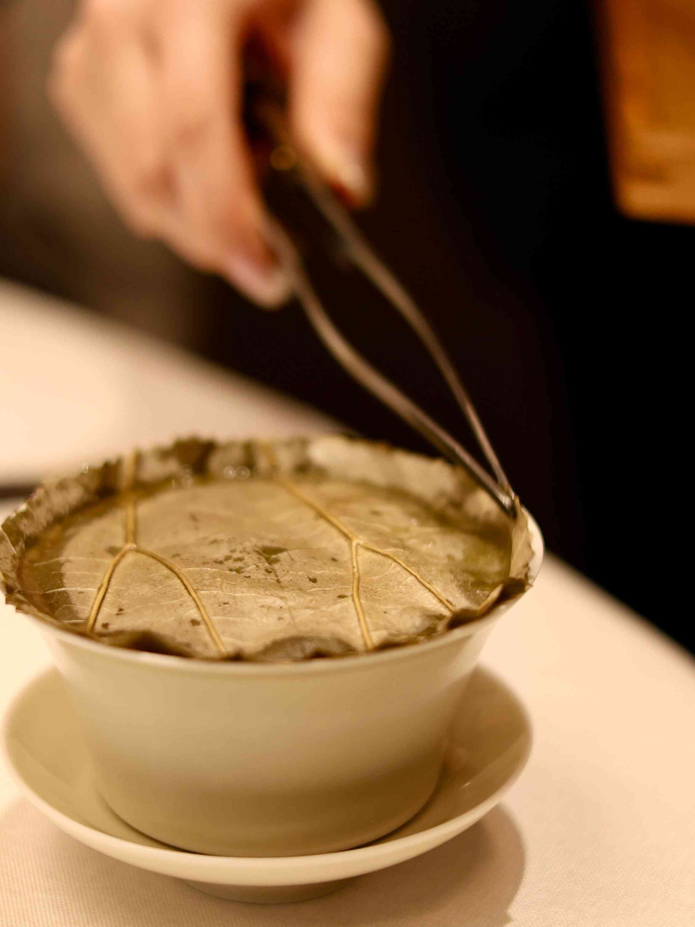 世界50最佳餐廳上榜中菜聯乘杭州米芝蓮二星!龍井蝦仁紙皮湯包、東坡婆參春卷,跨越城市的味覺之旅 世界50最佳餐廳上榜中菜聯乘杭州米芝蓮二星!龍井蝦仁紙皮湯包、東坡婆參春卷,跨越城市的味覺之旅