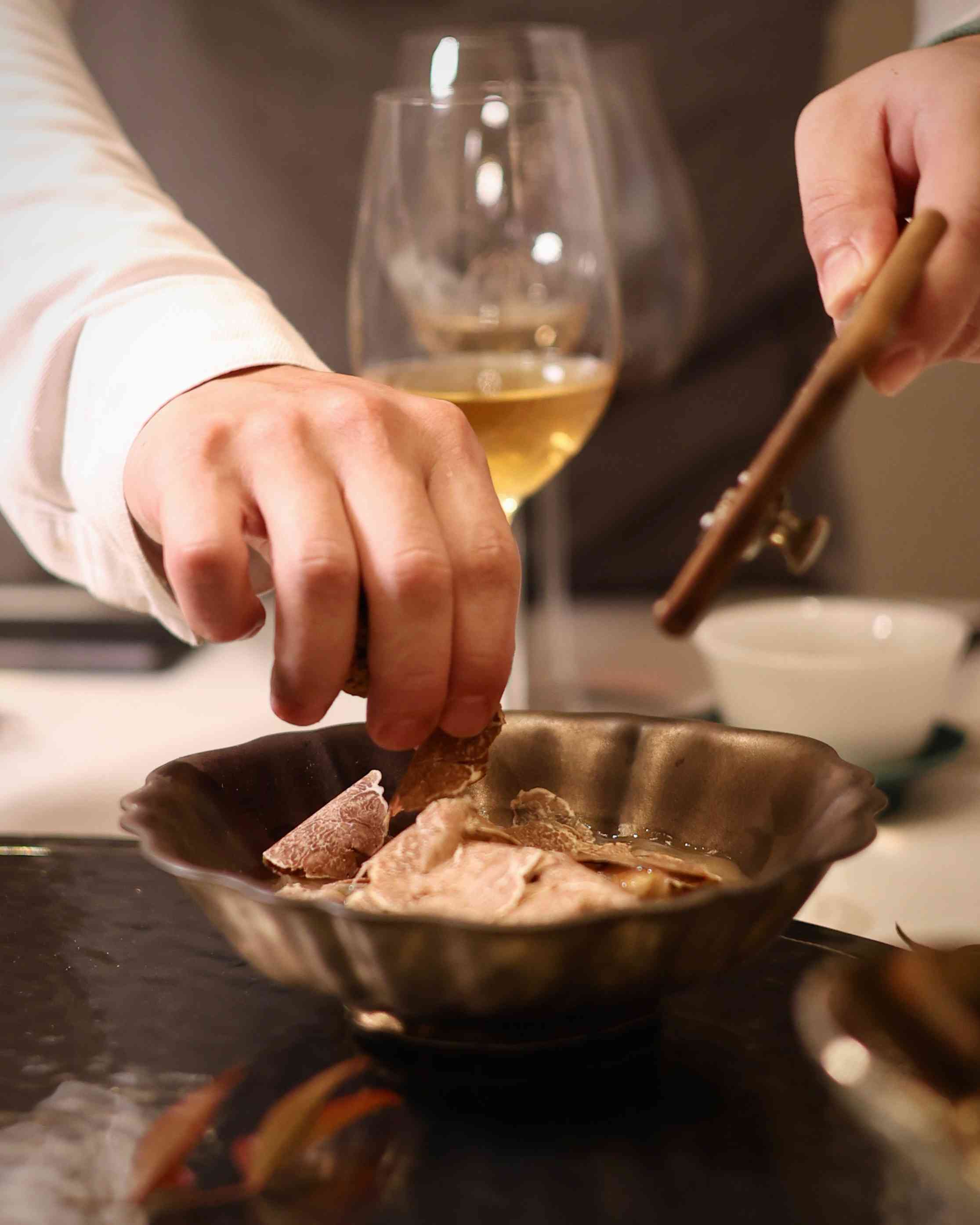 世界50最佳餐廳上榜中菜聯乘杭州米芝蓮二星!龍井蝦仁紙皮湯包、東坡婆參春卷,跨越城市的味覺之旅 世界50最佳餐廳上榜中菜聯乘杭州米芝蓮二星!龍井蝦仁紙皮湯包、東坡婆參春卷,跨越城市的味覺之旅