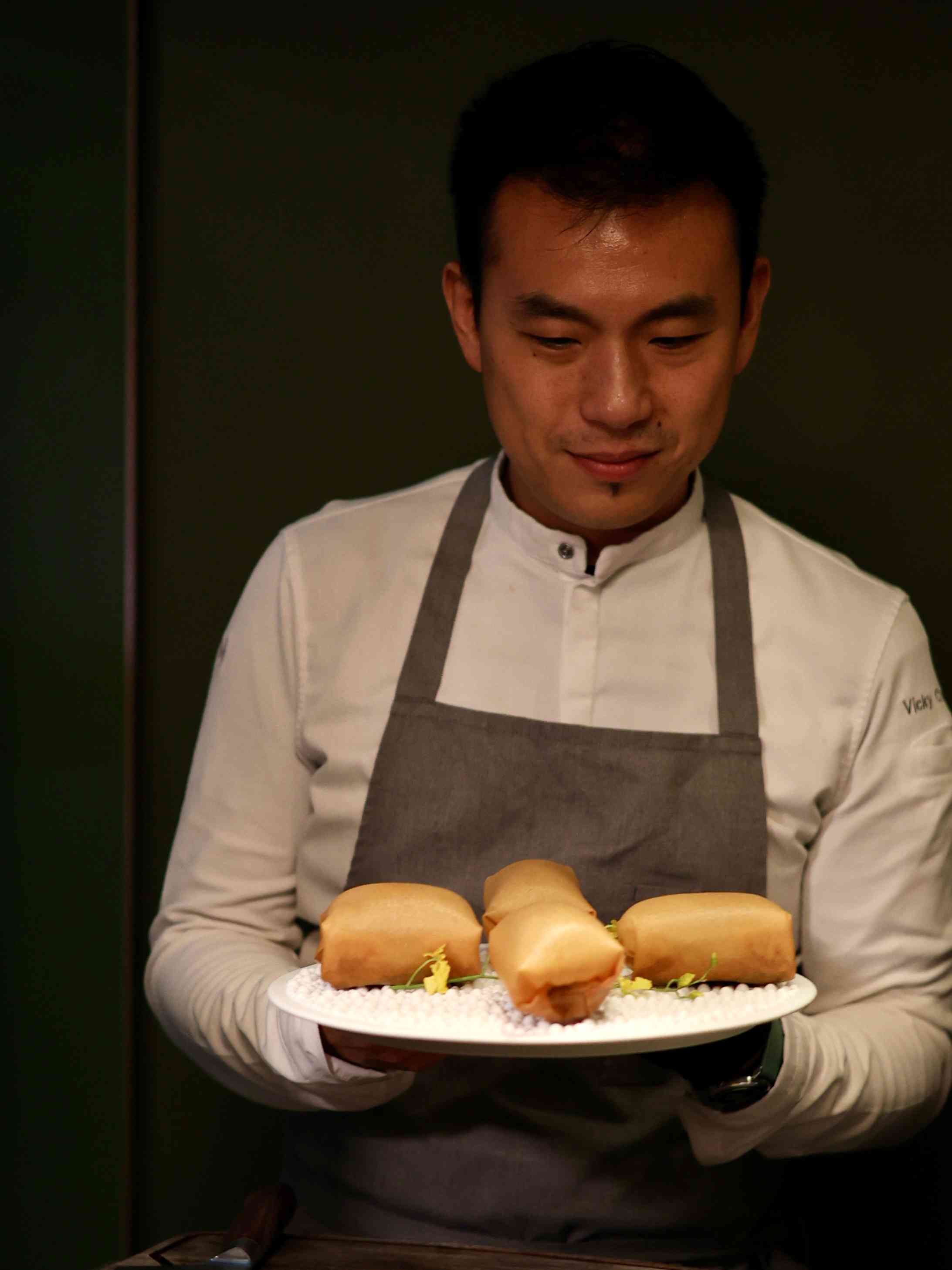 世界50最佳餐廳上榜中菜聯乘杭州米芝蓮二星!龍井蝦仁紙皮湯包、東坡婆參春卷,跨越城市的味覺之旅 世界50最佳餐廳上榜中菜聯乘杭州米芝蓮二星!龍井蝦仁紙皮湯包、東坡婆參春卷,跨越城市的味覺之旅