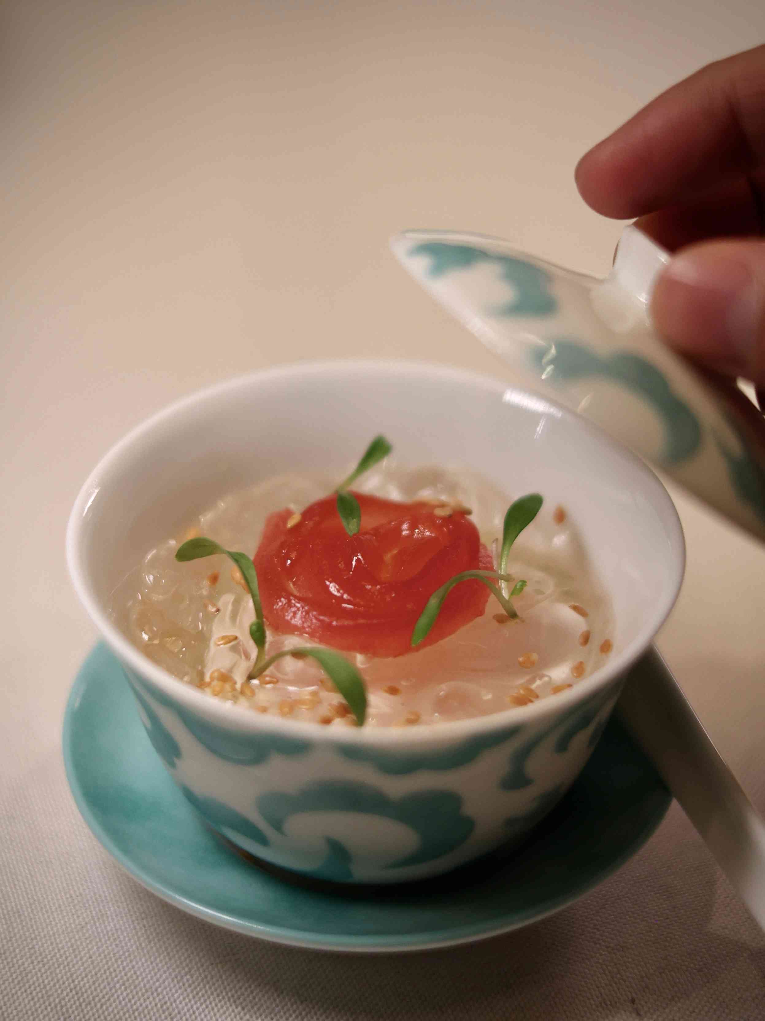 世界50最佳餐廳上榜中菜聯乘杭州米芝蓮二星!龍井蝦仁紙皮湯包、東坡婆參春卷,跨越城市的味覺之旅 世界50最佳餐廳上榜中菜聯乘杭州米芝蓮二星!龍井蝦仁紙皮湯包、東坡婆參春卷,跨越城市的味覺之旅