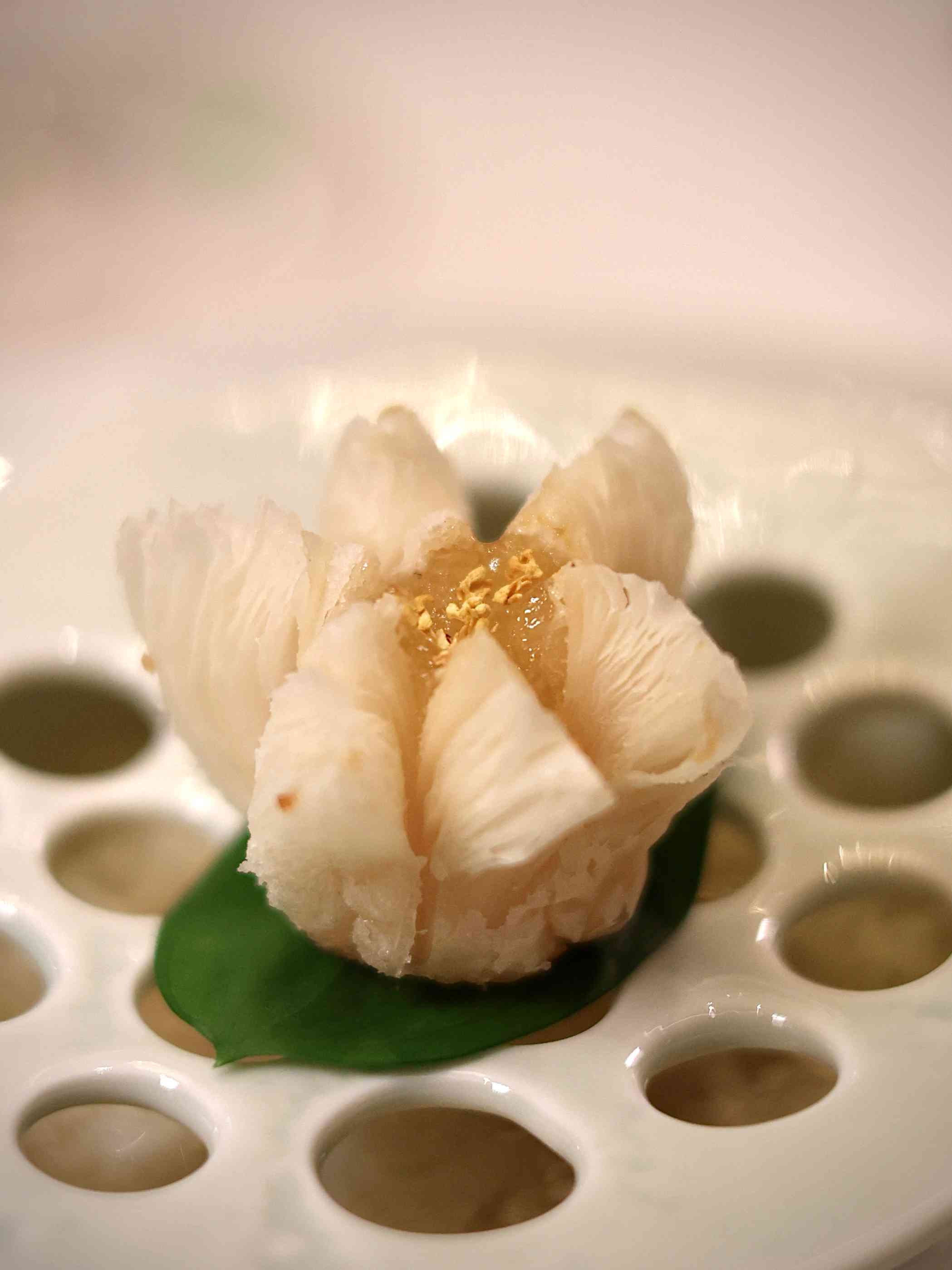 世界50最佳餐廳上榜中菜聯乘杭州米芝蓮二星!龍井蝦仁紙皮湯包、東坡婆參春卷,跨越城市的味覺之旅 世界50最佳餐廳上榜中菜聯乘杭州米芝蓮二星!龍井蝦仁紙皮湯包、東坡婆參春卷,跨越城市的味覺之旅