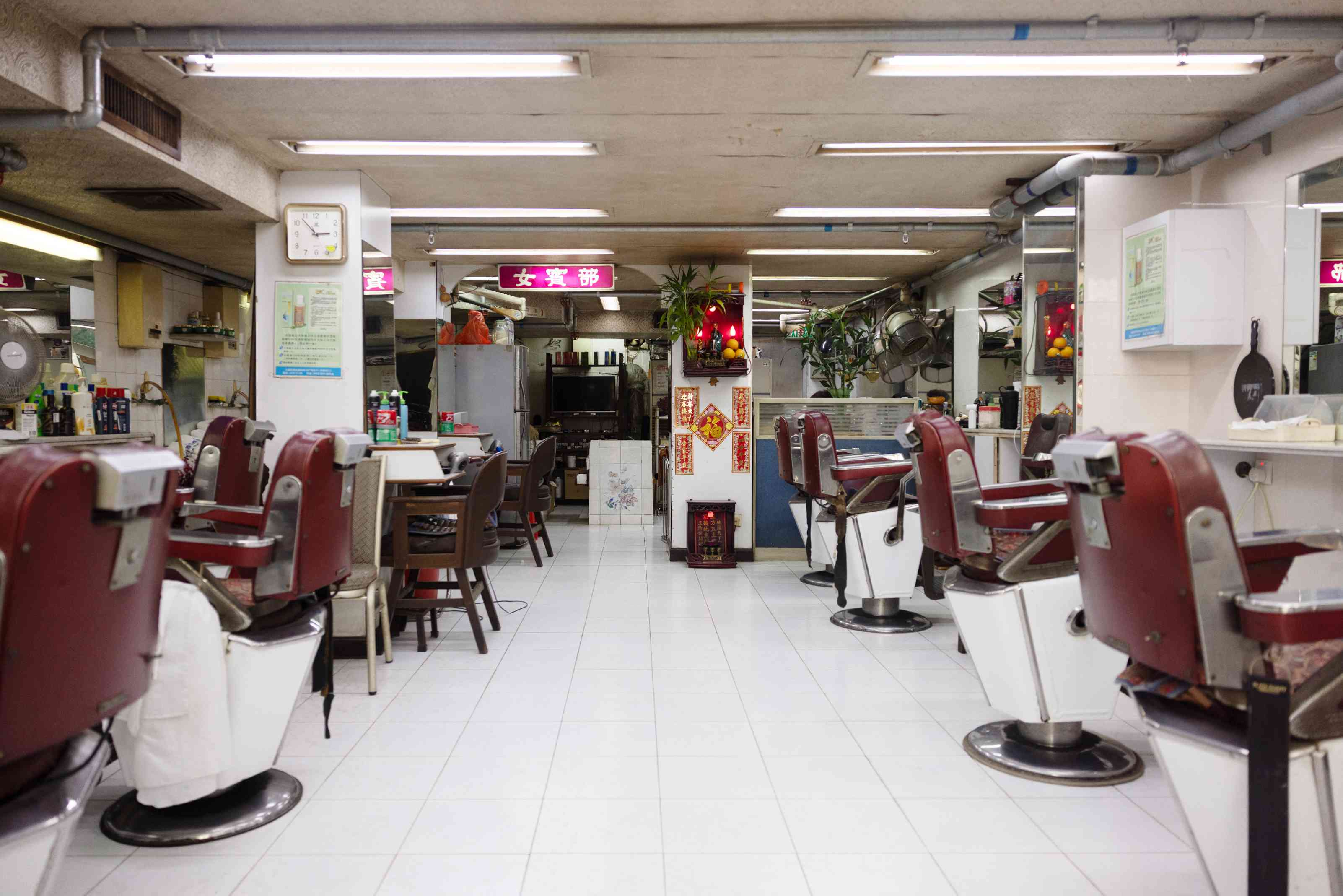 上海新雅蒙娜麗莎理髮店 │ 老闆手執剪刀逾60年,不捨收凳關燈繼續留守 上海新雅蒙娜麗莎理髮店 │ 老闆手執剪刀逾60年,不捨收凳關燈繼續留守