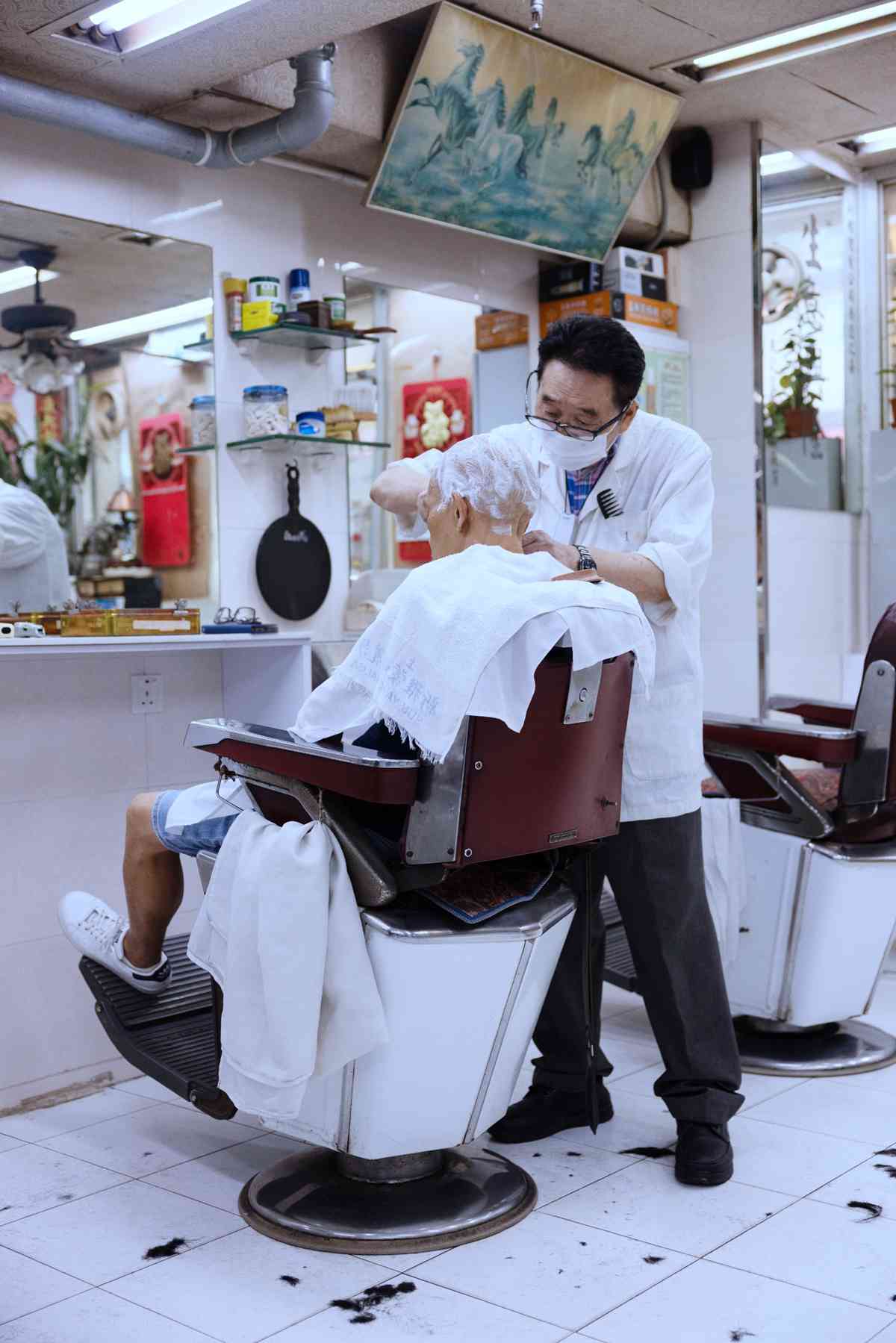 上海新雅蒙娜麗莎理髮店 │ 老闆手執剪刀逾60年,不捨收凳關燈繼續留守 上海新雅蒙娜麗莎理髮店 │ 老闆手執剪刀逾60年,不捨收凳關燈繼續留守
