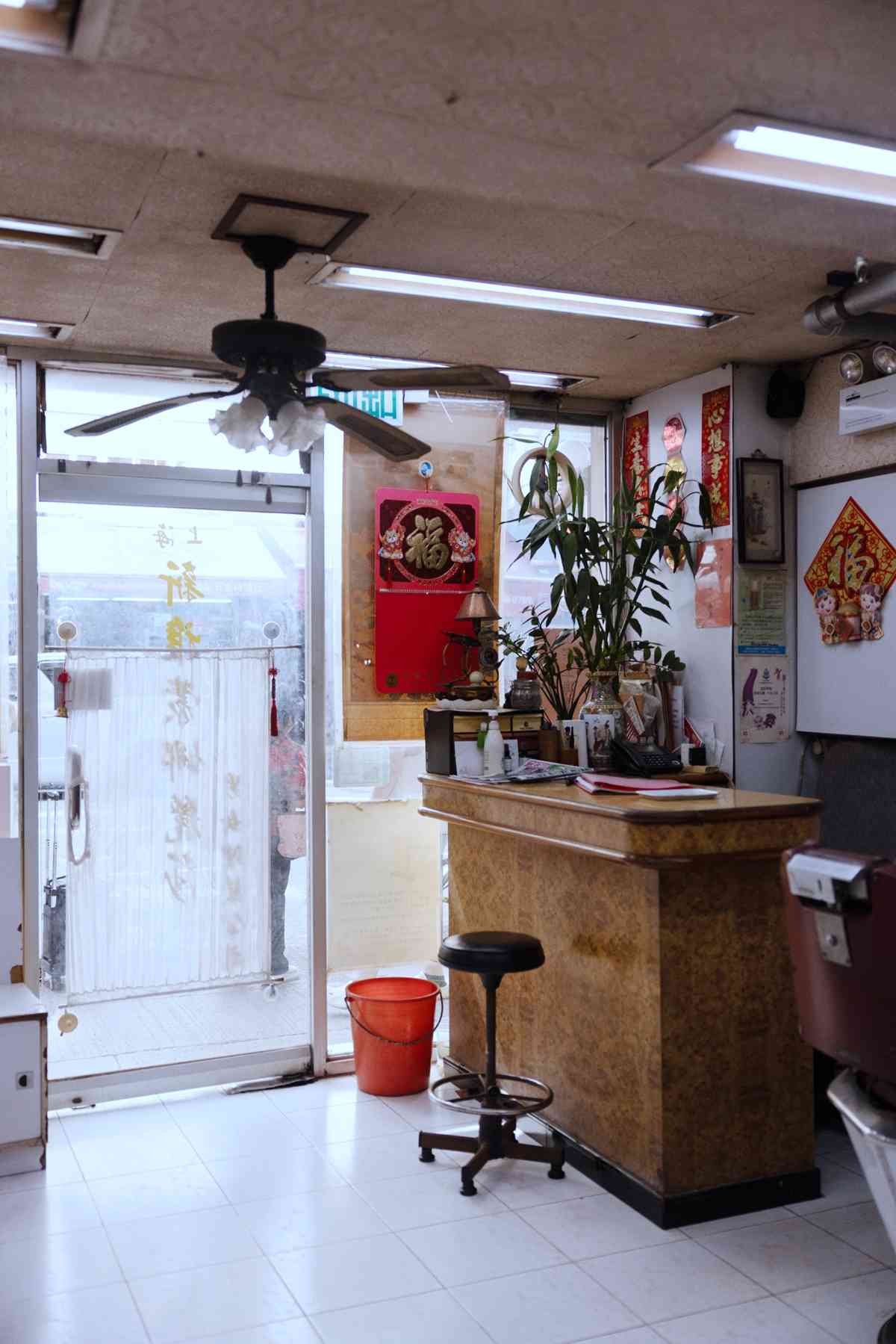 上海新雅蒙娜麗莎理髮店 │ 老闆手執剪刀逾60年,不捨收凳關燈繼續留守 上海新雅蒙娜麗莎理髮店 │ 老闆手執剪刀逾60年,不捨收凳關燈繼續留守