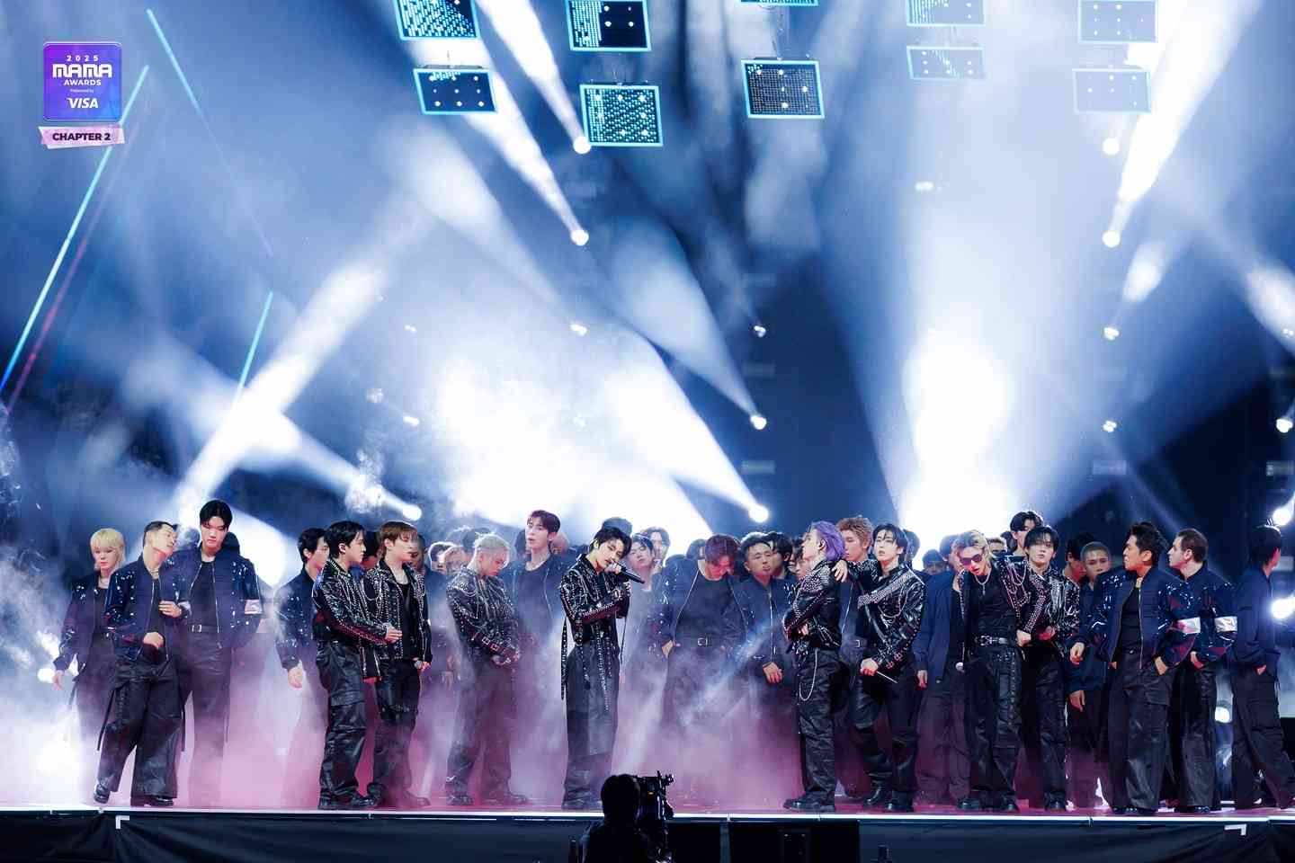 MAMA 2025香港站｜周潤發親自頒獎場面震撼  朴寶劍主持開場先默哀 ，GD權志龍橫掃三大獎成最大贏家