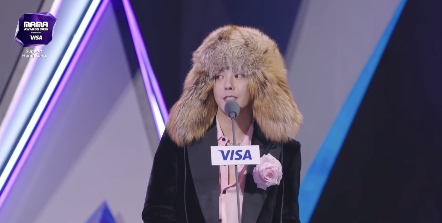 MAMA 2025香港站｜周潤發親自頒獎場面震撼  朴寶劍主持開場先默哀 ，GD權志龍橫掃三大獎成最大贏家