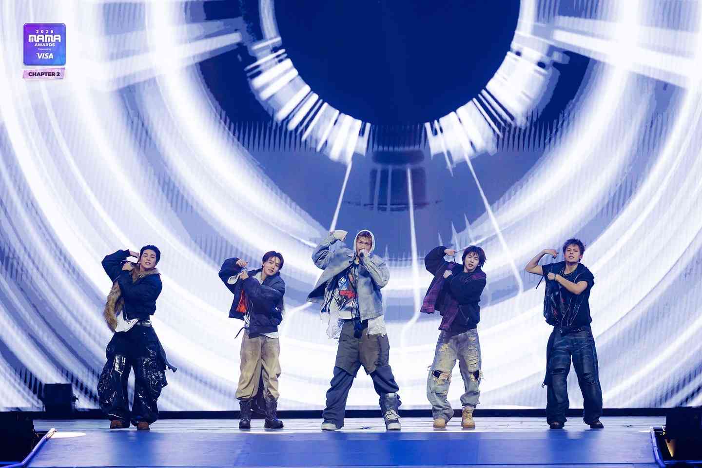 MAMA 2025香港站｜周潤發親自頒獎場面震撼  朴寶劍主持開場先默哀 ，GD權志龍橫掃三大獎成最大贏家