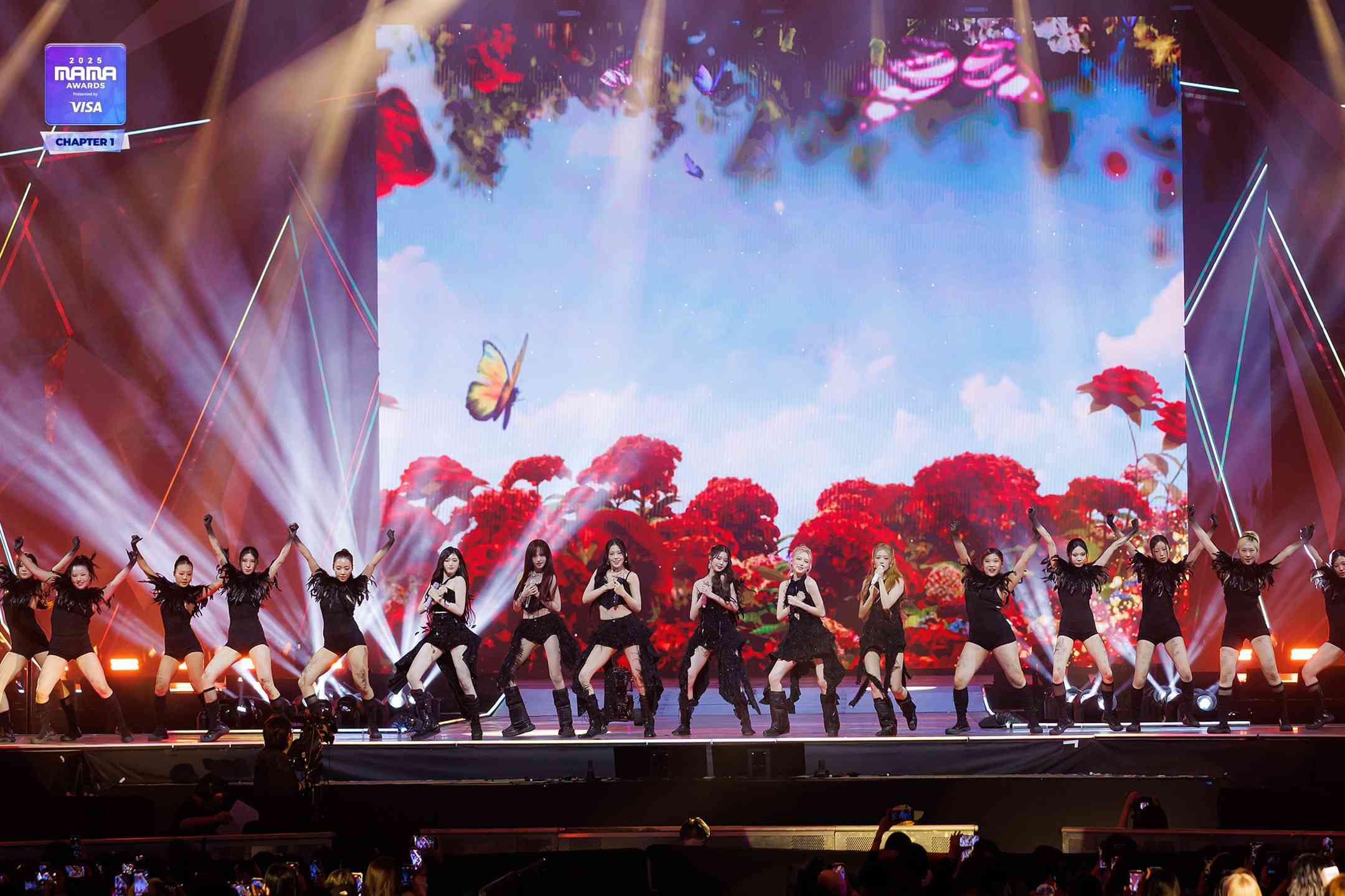 MAMA 2025香港站｜周潤發親自頒獎場面震撼  朴寶劍主持開場先默哀 ，GD權志龍橫掃三大獎成最大贏家