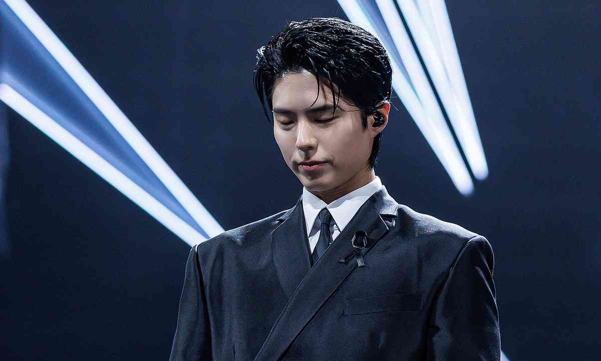 MAMA 2025香港站｜周潤發親自頒獎場面震撼  朴寶劍主持開場先默哀 ，GD權志龍橫掃三大獎成最大贏家