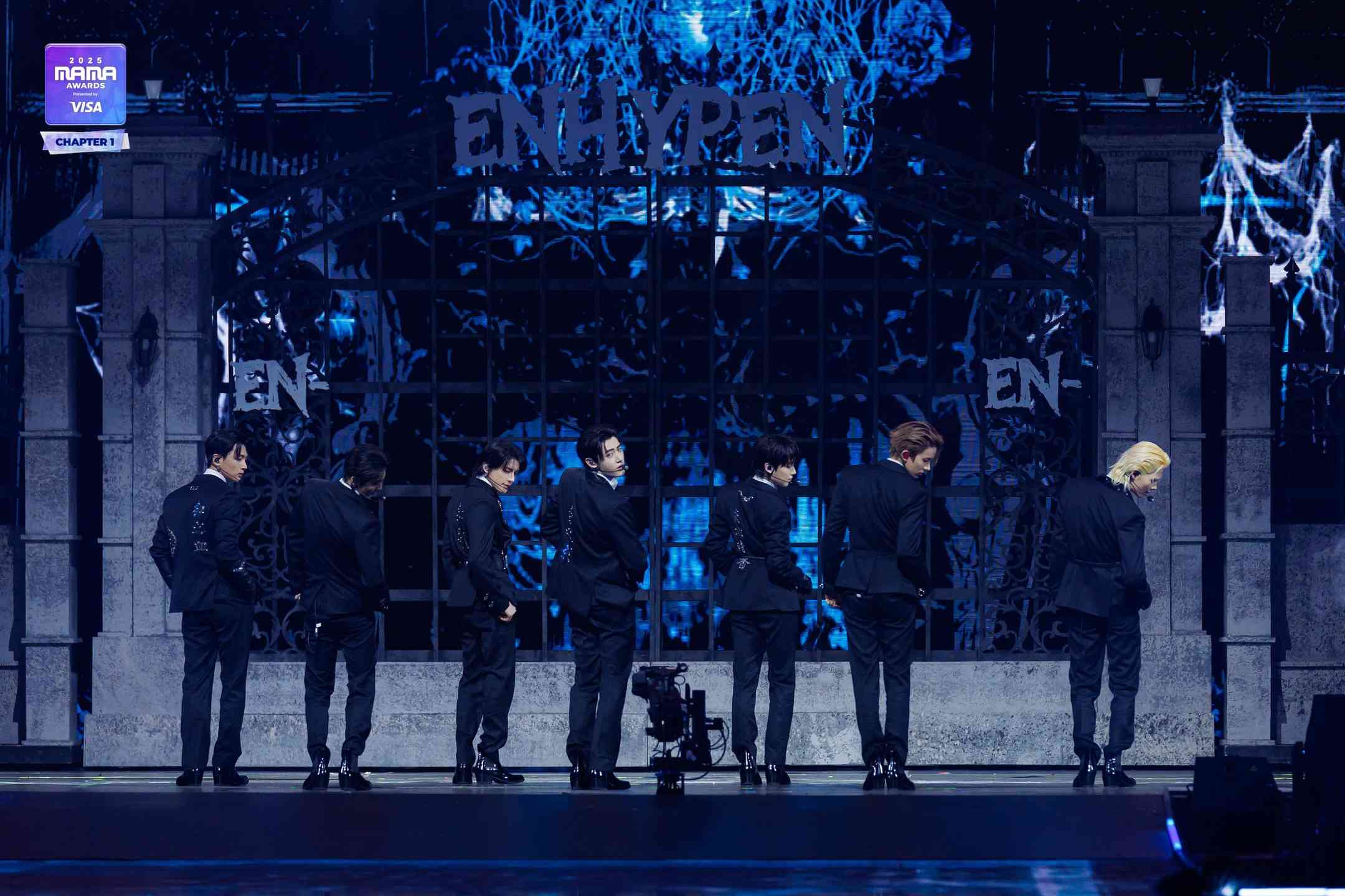 MAMA 2025香港站｜周潤發親自頒獎場面震撼  朴寶劍主持開場先默哀 ，GD權志龍橫掃三大獎成最大贏家