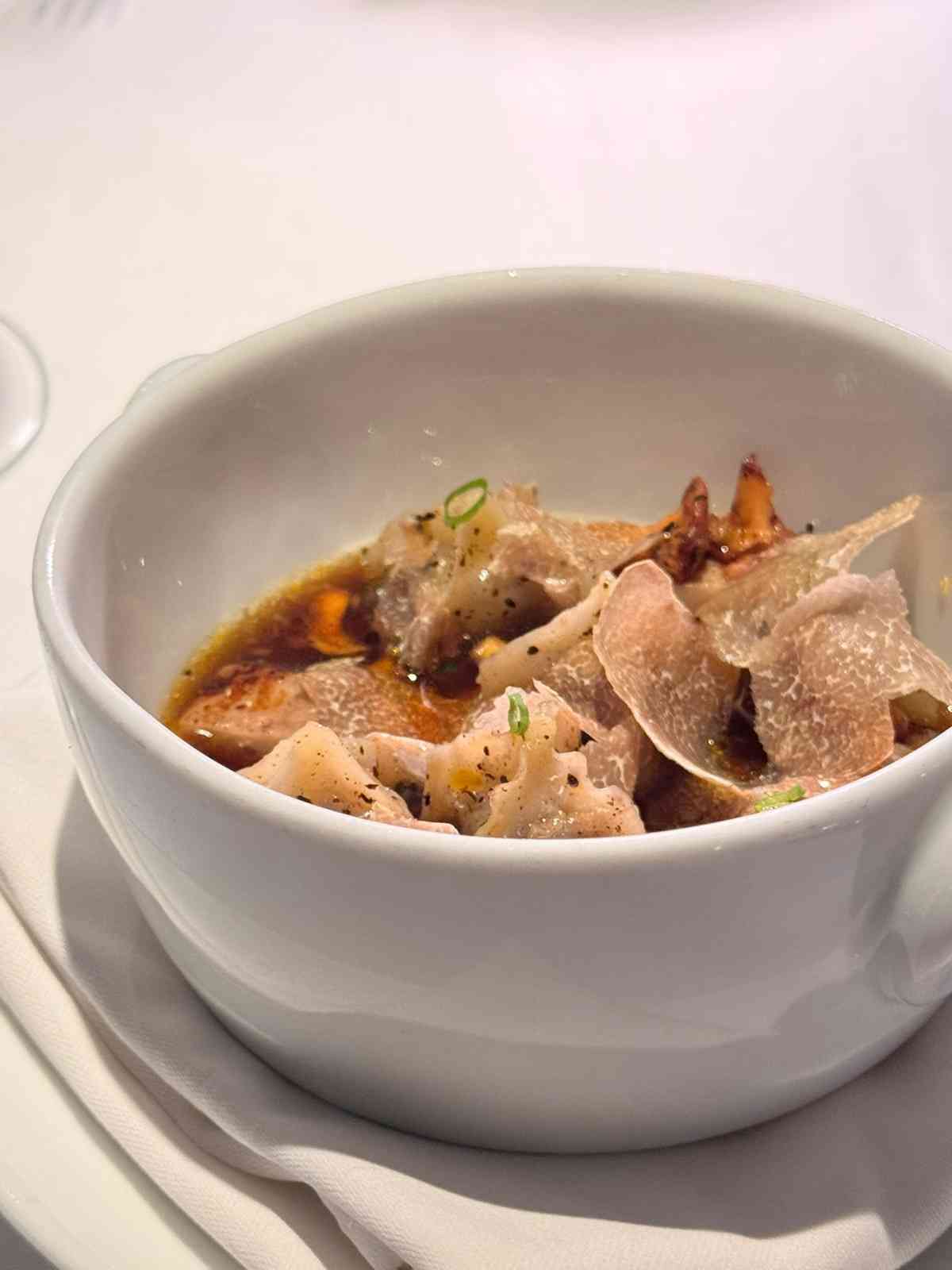 中環米芝蓮一星法國菜新主廚上任：魚子醬牛肉他他、棘刺龍蝦配北海道南瓜，沉浸式美食劇場！