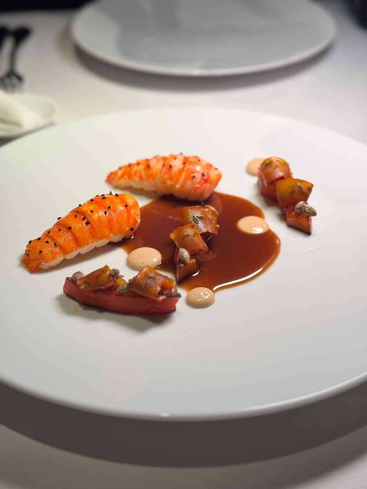 中環米芝蓮一星法國菜新主廚上任：魚子醬牛肉他他、棘刺龍蝦配北海道南瓜，沉浸式美食劇場！