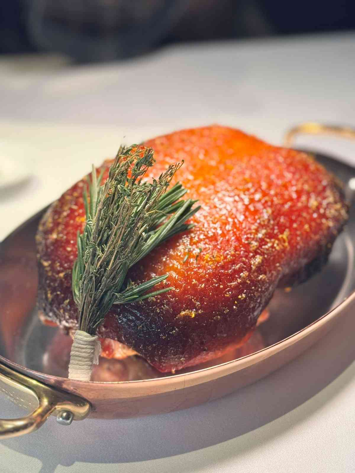 中環米芝蓮一星法國菜新主廚上任：魚子醬牛肉他他、棘刺龍蝦配北海道南瓜，沉浸式美食劇場！