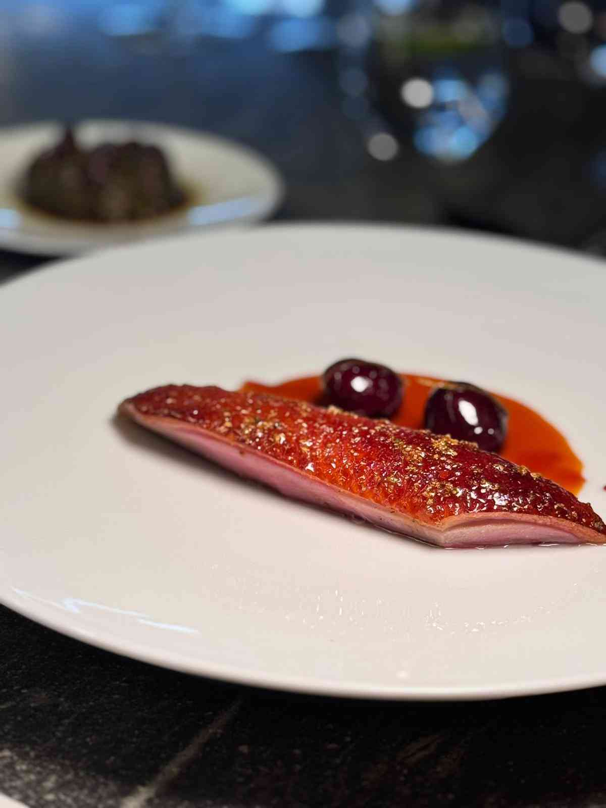 中環米芝蓮一星法國菜新主廚上任：魚子醬牛肉他他、棘刺龍蝦配北海道南瓜，沉浸式美食劇場！