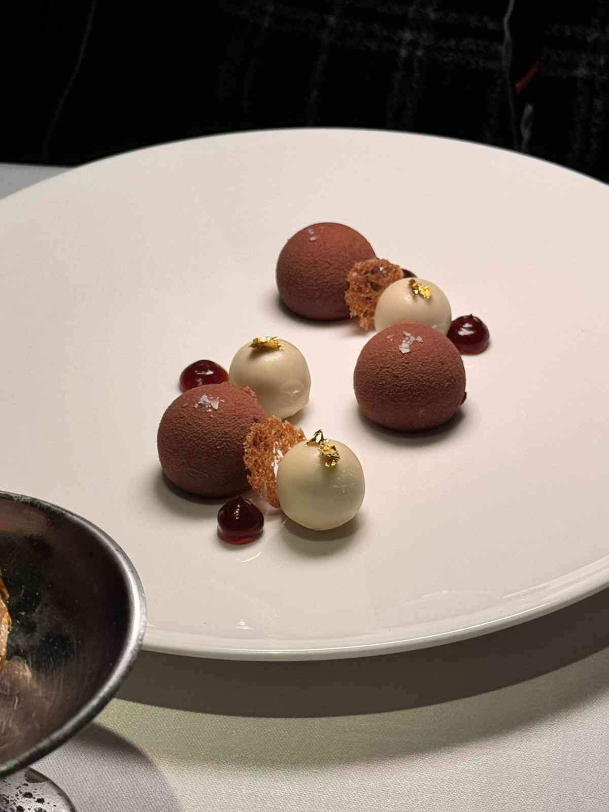 中環米芝蓮一星法國菜新主廚上任：魚子醬牛肉他他、棘刺龍蝦配北海道南瓜，沉浸式美食劇場！