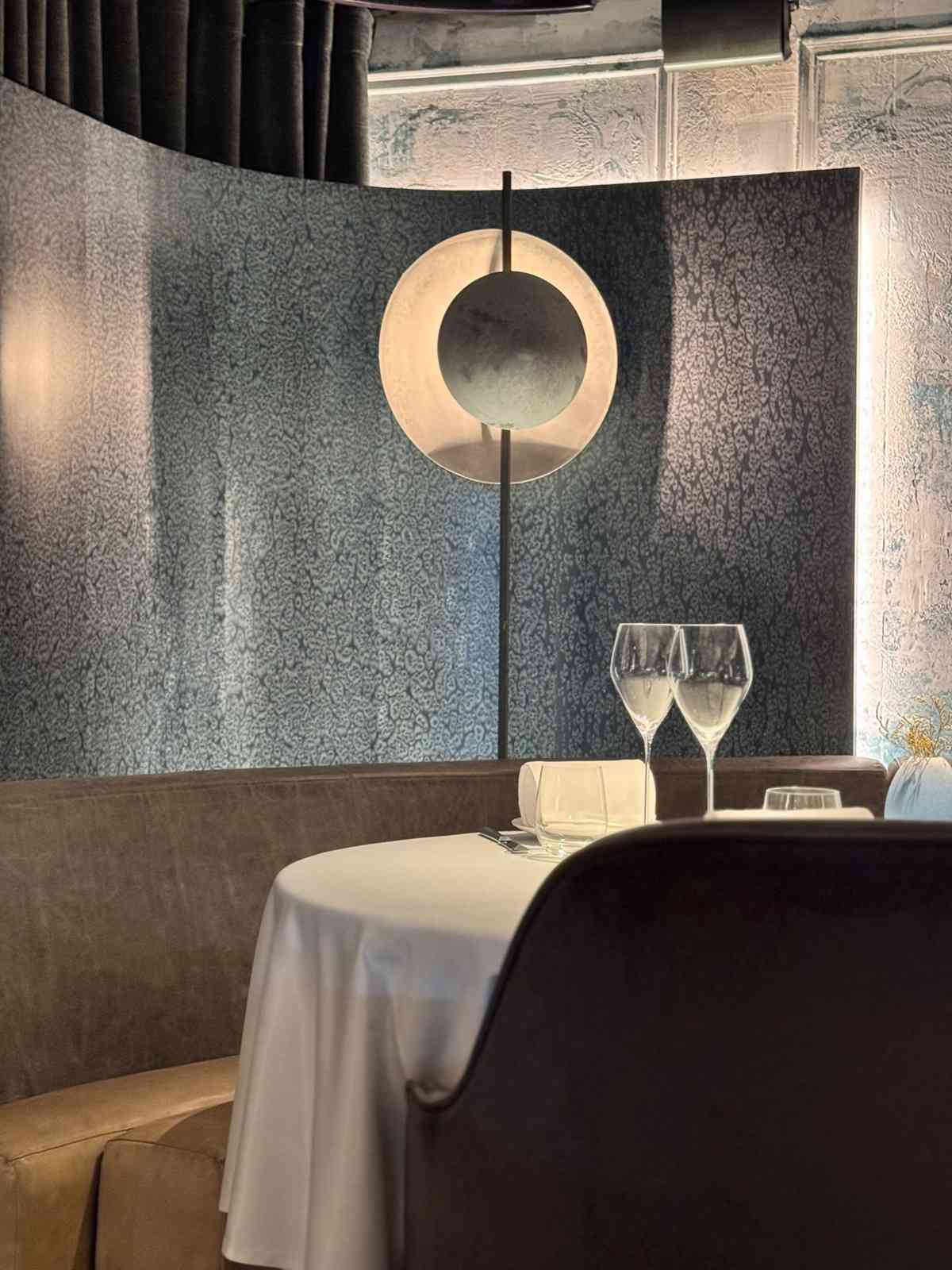 中環米芝蓮一星法國菜新主廚上任：魚子醬牛肉他他、棘刺龍蝦配北海道南瓜，沉浸式美食劇場！