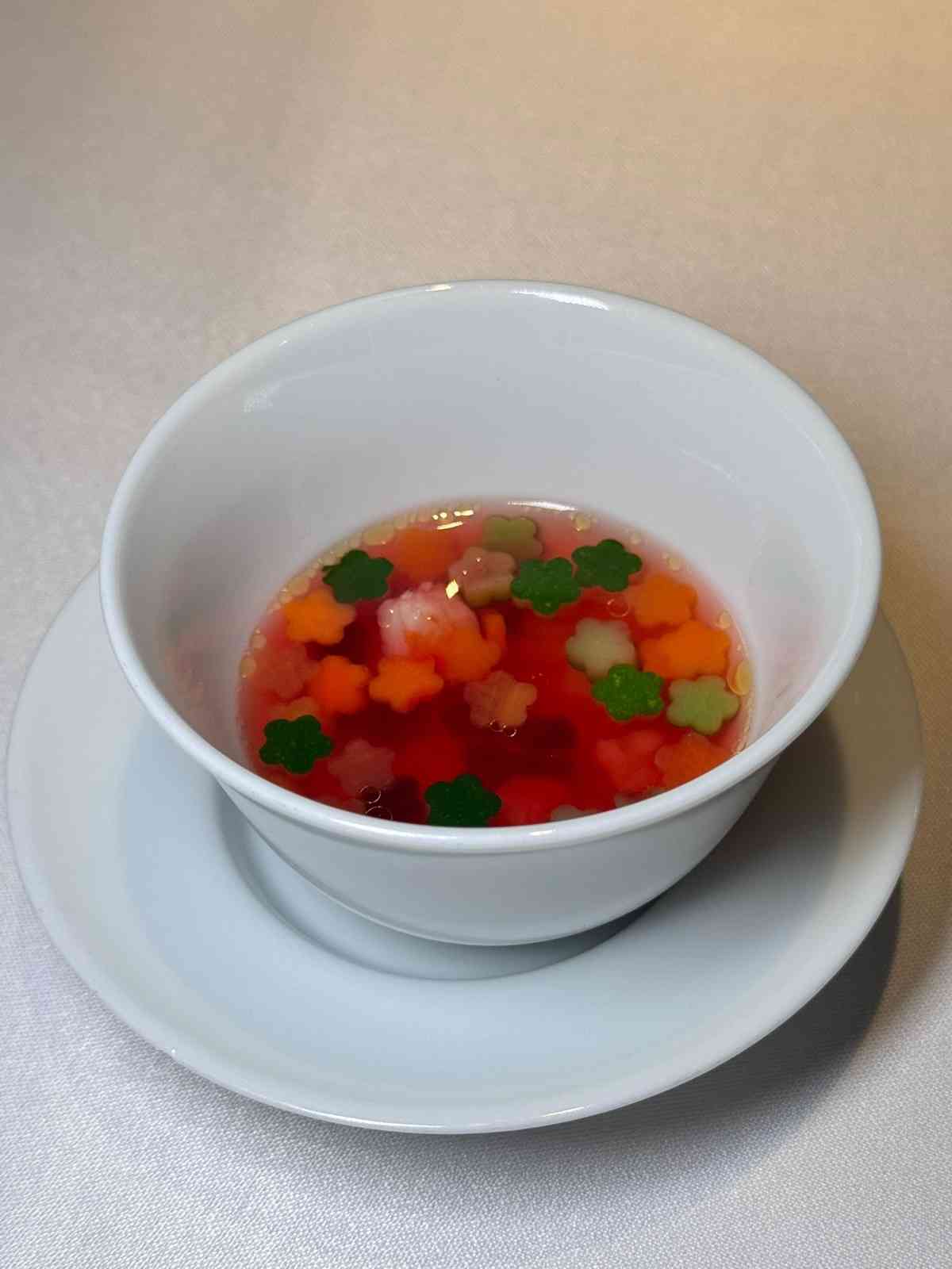 中環米芝蓮一星法國菜新主廚上任：魚子醬牛肉他他、棘刺龍蝦配北海道南瓜，沉浸式美食劇場！