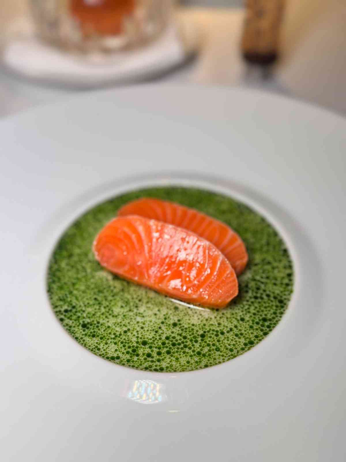 中環米芝蓮一星法國菜新主廚上任：魚子醬牛肉他他、棘刺龍蝦配北海道南瓜，沉浸式美食劇場！