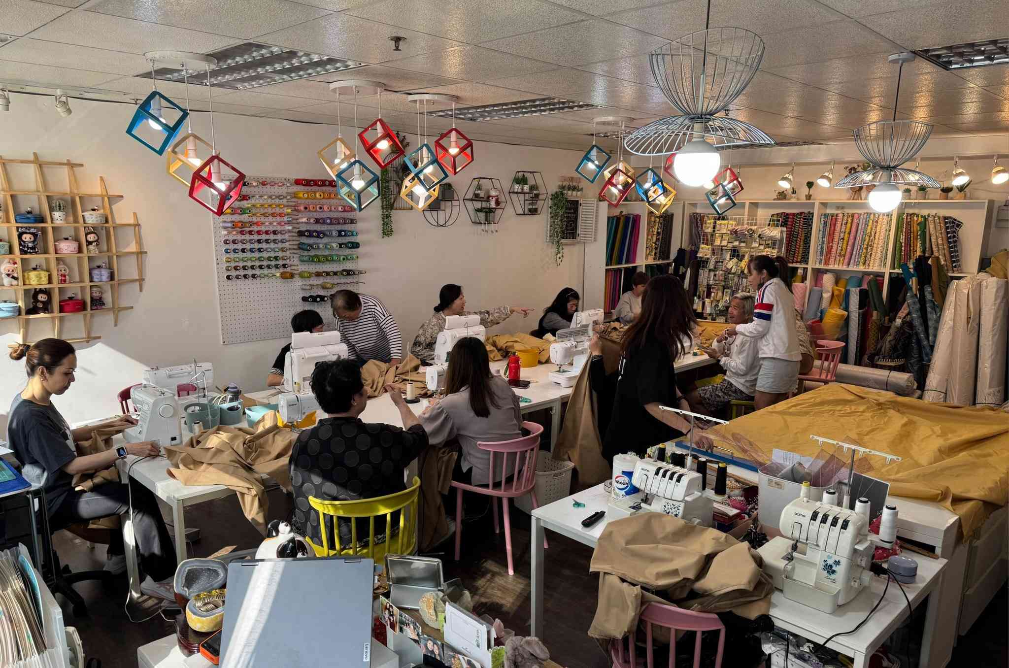 宏福苑大火｜車縫教室召集義工車窗簾，一日內完成逾100塊，供受影響家庭入住過渡性房屋之用