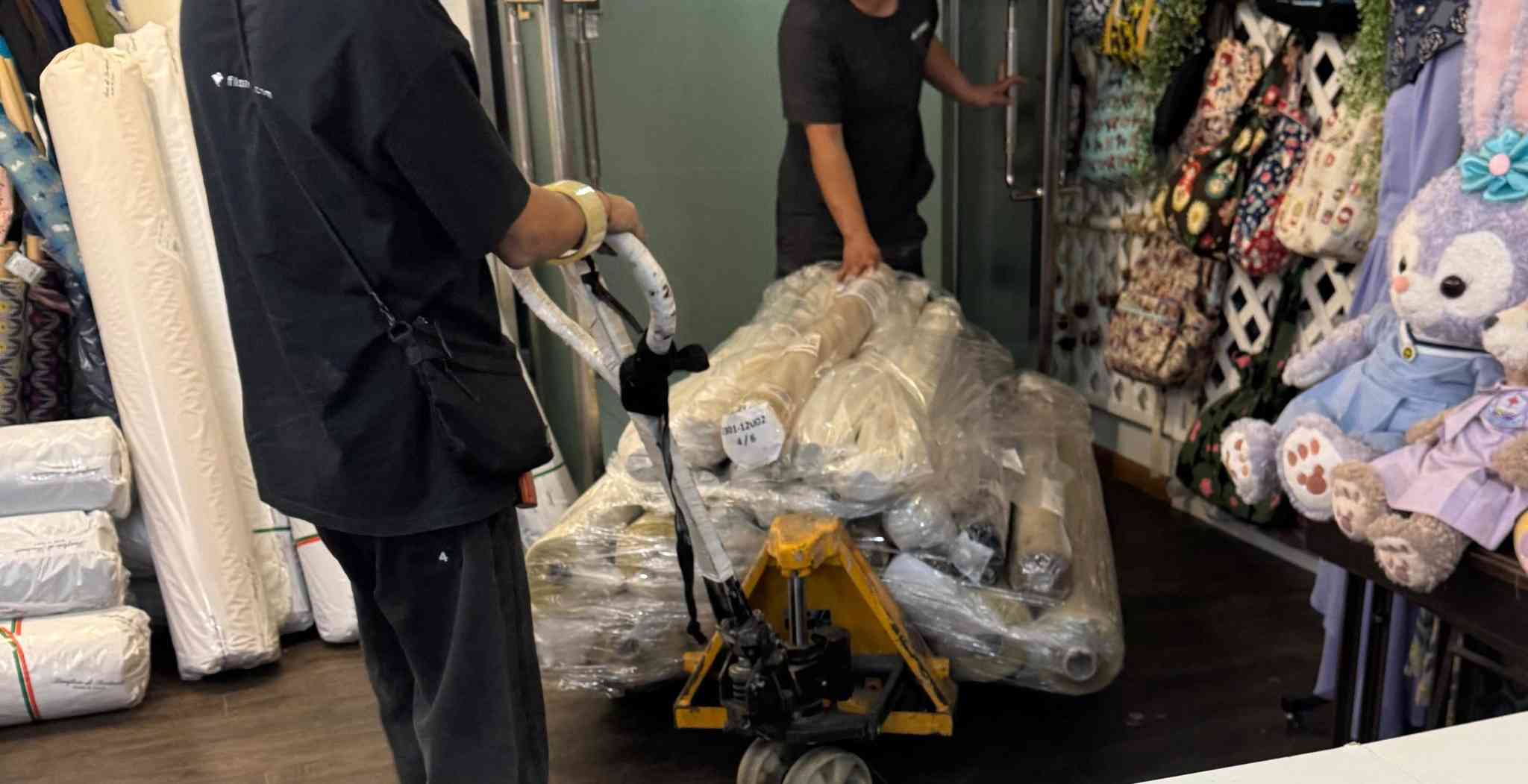 宏福苑大火｜車縫教室召集義工車窗簾，一日內完成逾100塊，供受影響家庭入住過渡性房屋之用