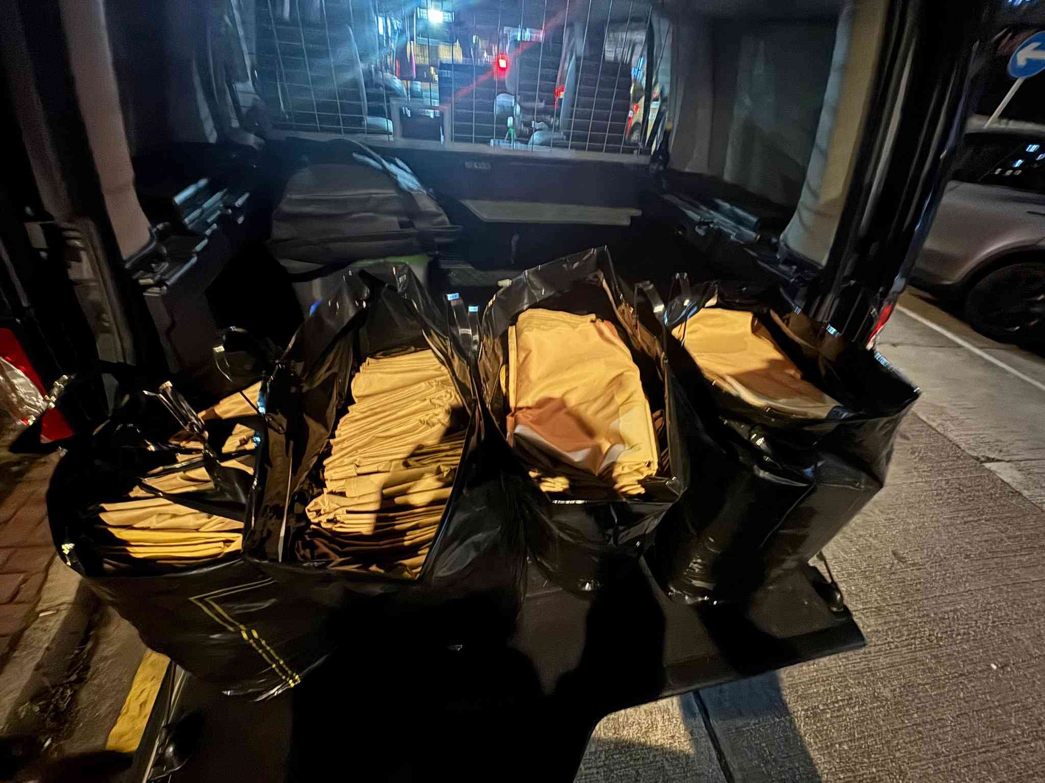 宏福苑大火｜車縫教室召集義工車窗簾，一日內完成逾100塊，供受影響家庭入住過渡性房屋之用