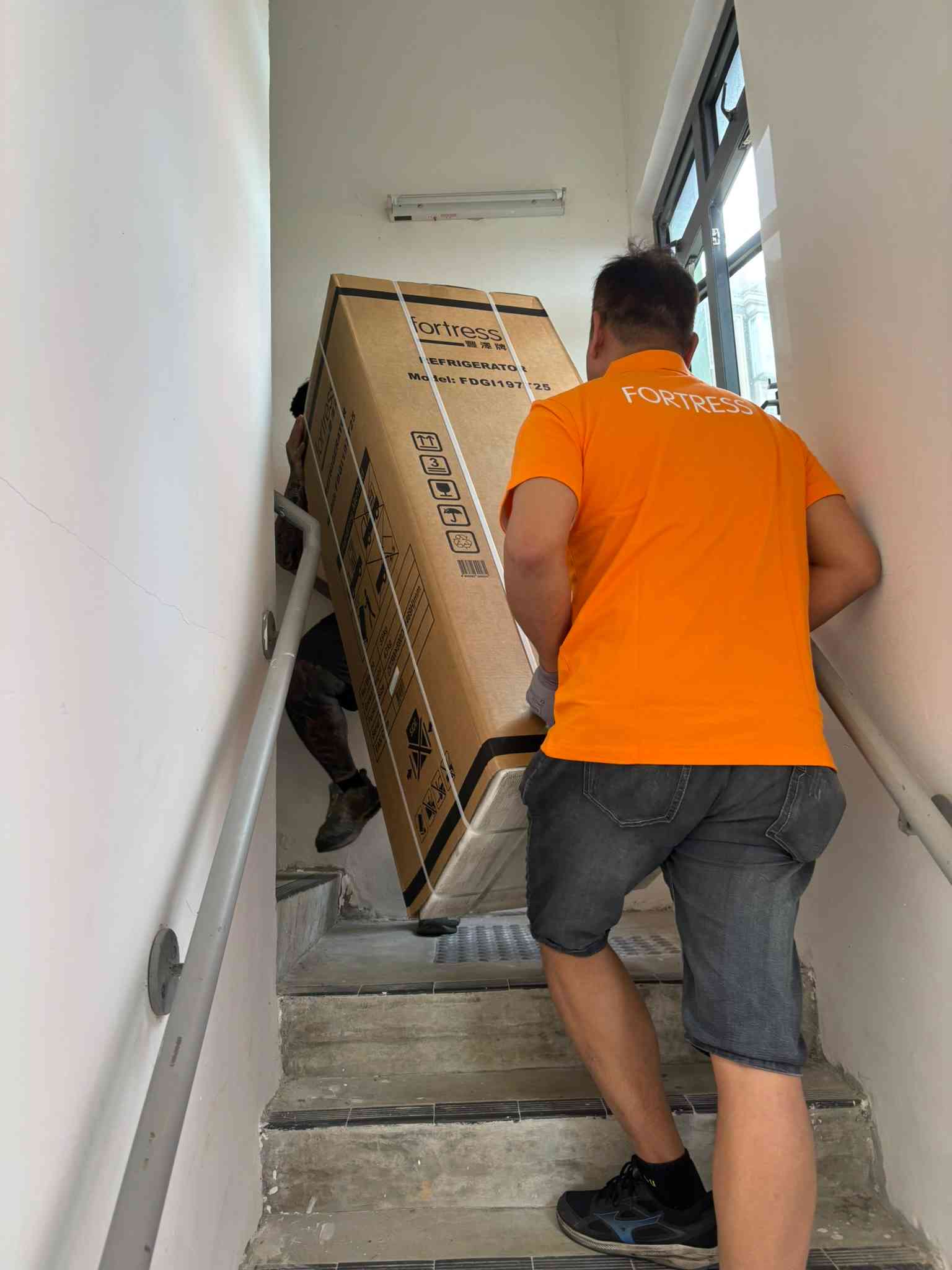 宏福苑大火｜豐澤捐贈85部雪櫃到大埔船灣過渡性房屋 收到支援請求即時派人送貨及安裝